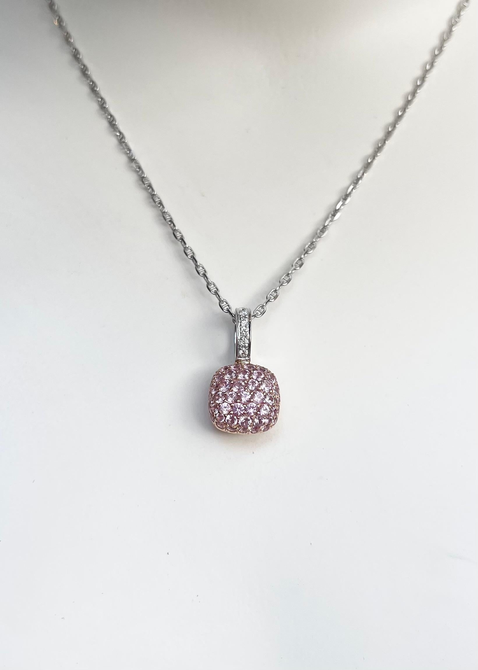 Zaffiro rosa da 1,09 carati e ciondolo con diamante da 0,05 carati in oro rosa/bianco 18 carati
(catena non inclusa)

Larghezza: 1.0 cm 
Lunghezza: 1.9 cm
Peso totale: 2.47 grammi


