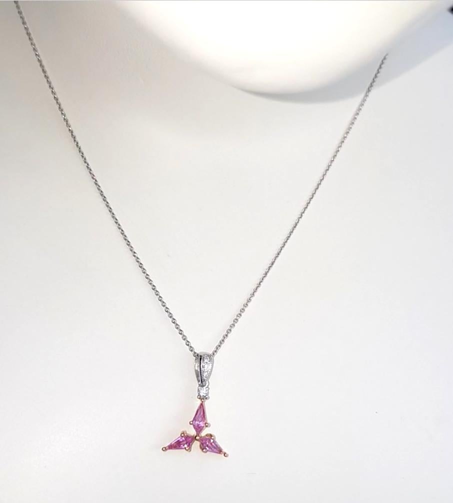 Zaffiro rosa da 0,73 carati e ciondolo con diamante da 0,05 carati in oro rosa/bianco 18 carati
(catena non inclusa)

Larghezza: 1.4 cm 
Lunghezza: 2.2 cm
Peso totale: 1.39 grammi

