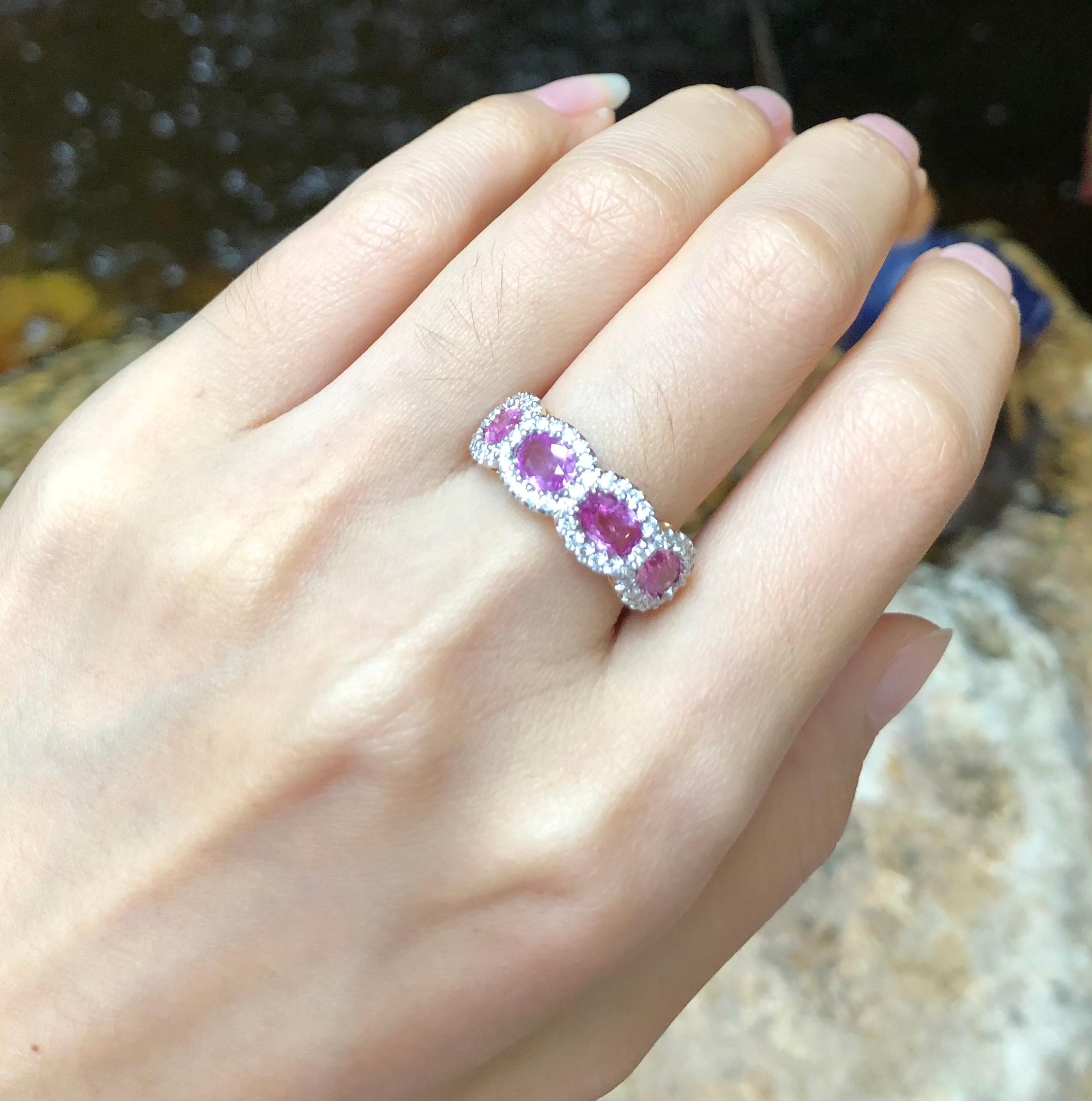 Pink Sapphire with Diamond Ring set in 18 Karat Gold Settings In New Condition For Sale In Bangkok, TH