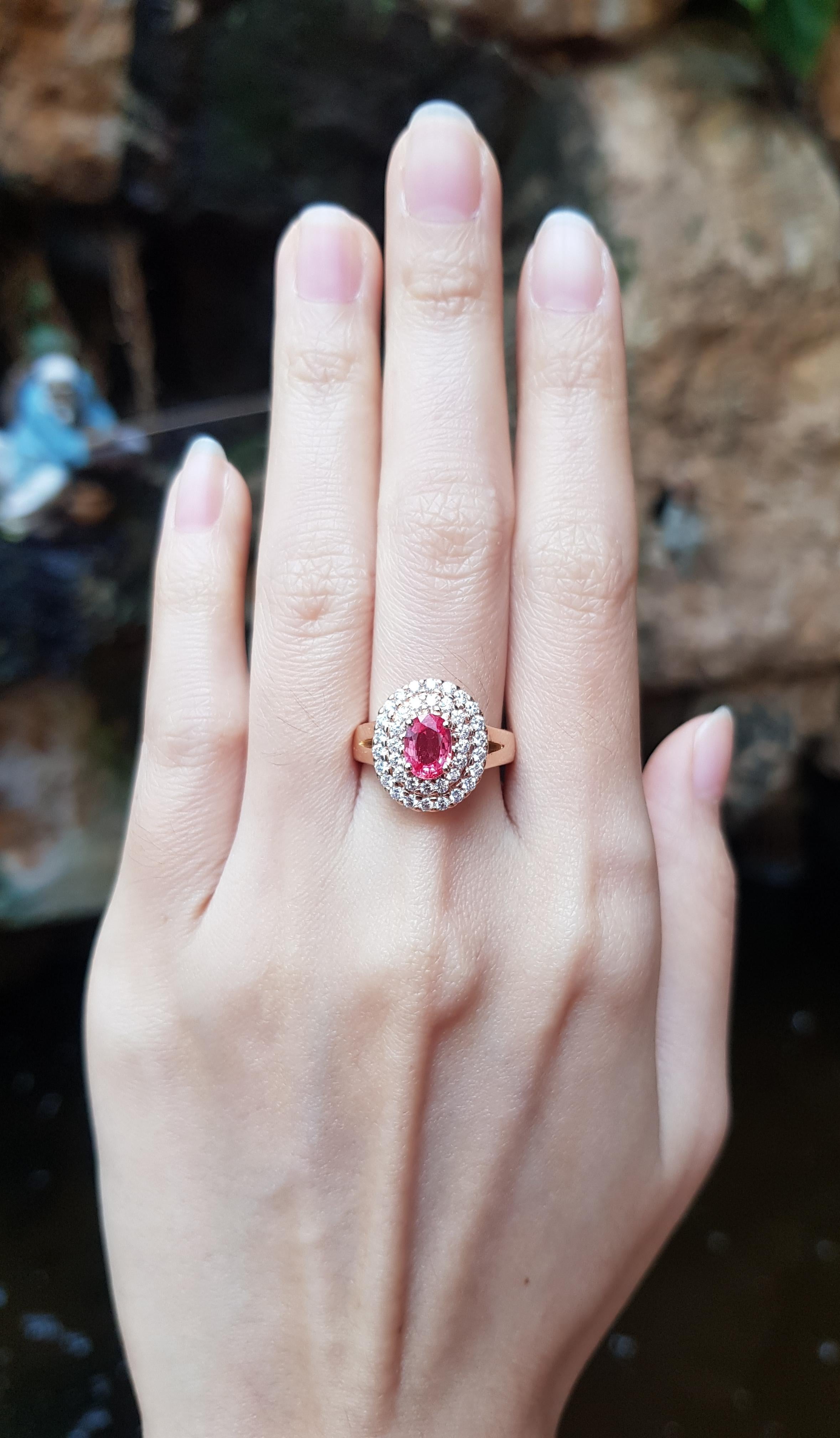 Rosa Saphir 1,02 Karat mit Diamant 0,69 Karat Ring in 18 Karat Roségold gefasst

Breite:  1.3 cm 
Länge: 1,5 cm
Ringgröße: 51
Gesamtgewicht: 8,54 Gramm

Rosa Saphir 
Breite:  0.5 cm 
Länge: 0,6 cm


