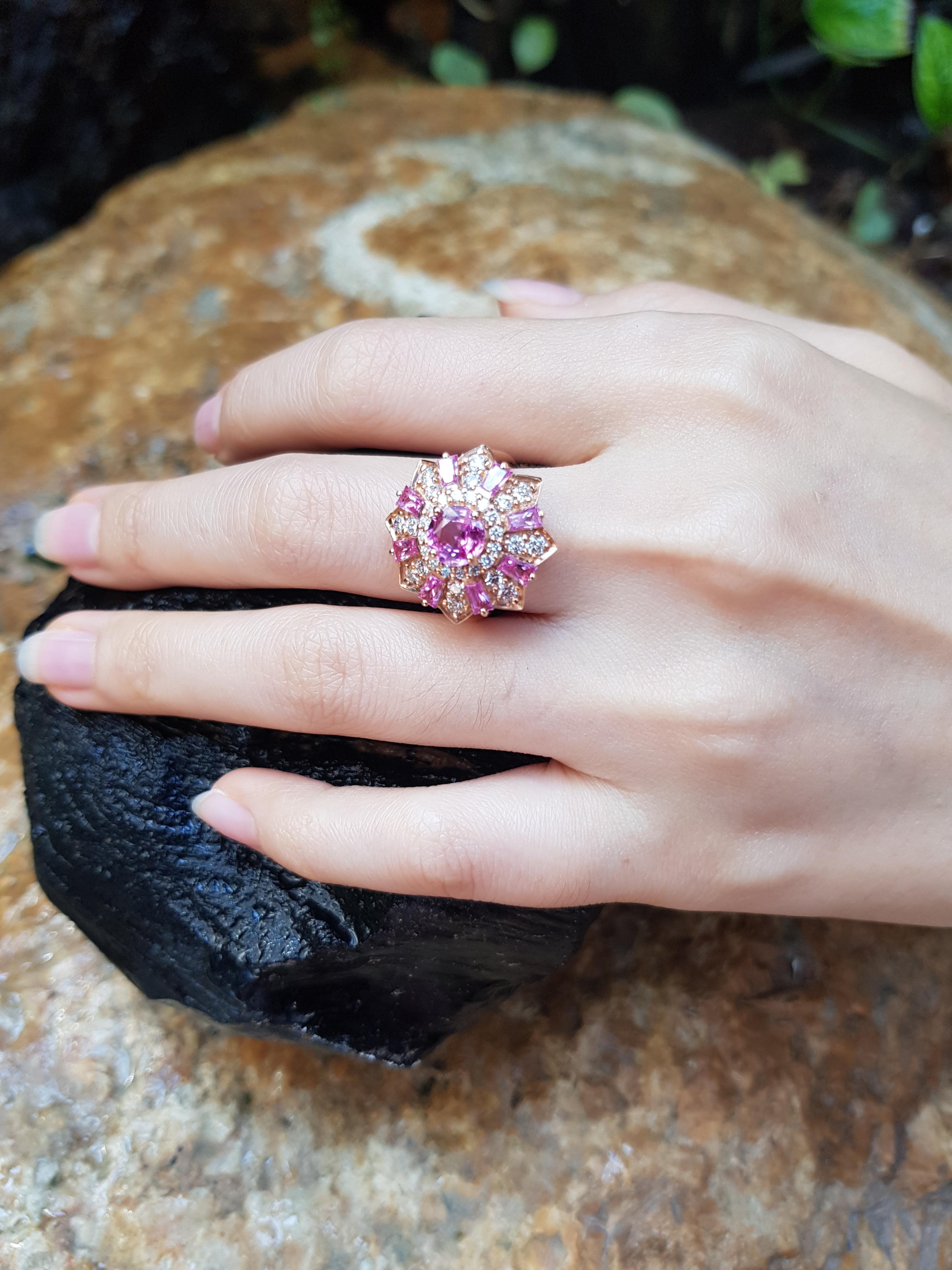 Rosa Saphir 1,16 Karat mit rosa Saphir 2,32 Karat und Diamant 0,81 Karat Ring in 18 Karat Roségold gefasst

Breite: 2,5 cm
Länge: 2,5 cm 
Ringgröße: 51

