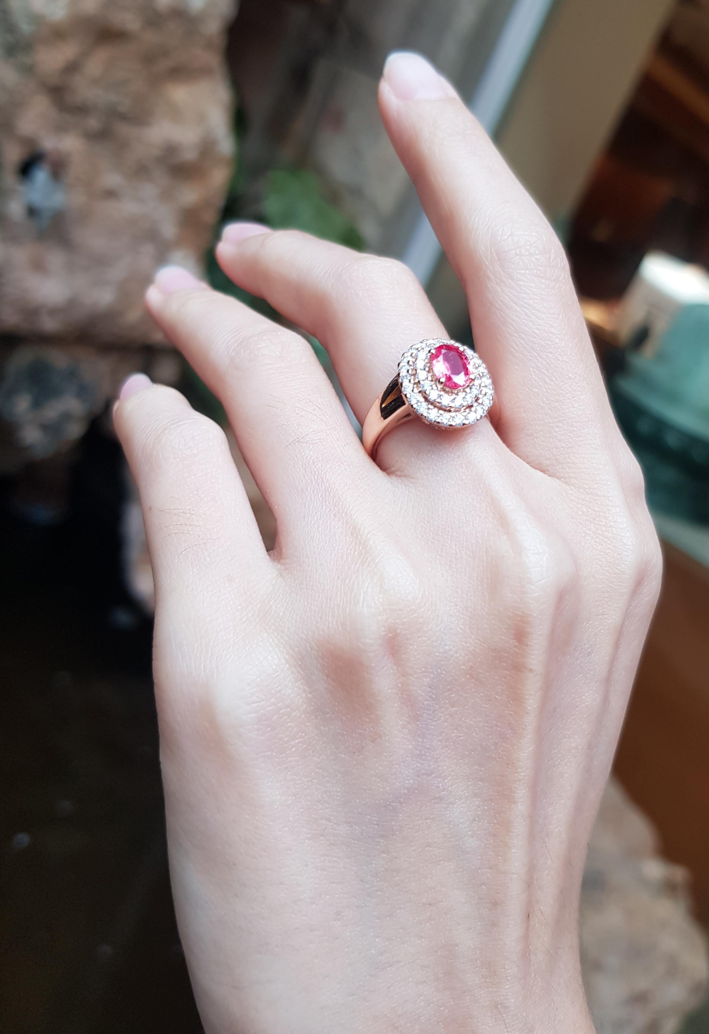 Ring mit rosa rosa Saphir und Diamant in 18 Karat Roségoldfassung (Ovalschliff)