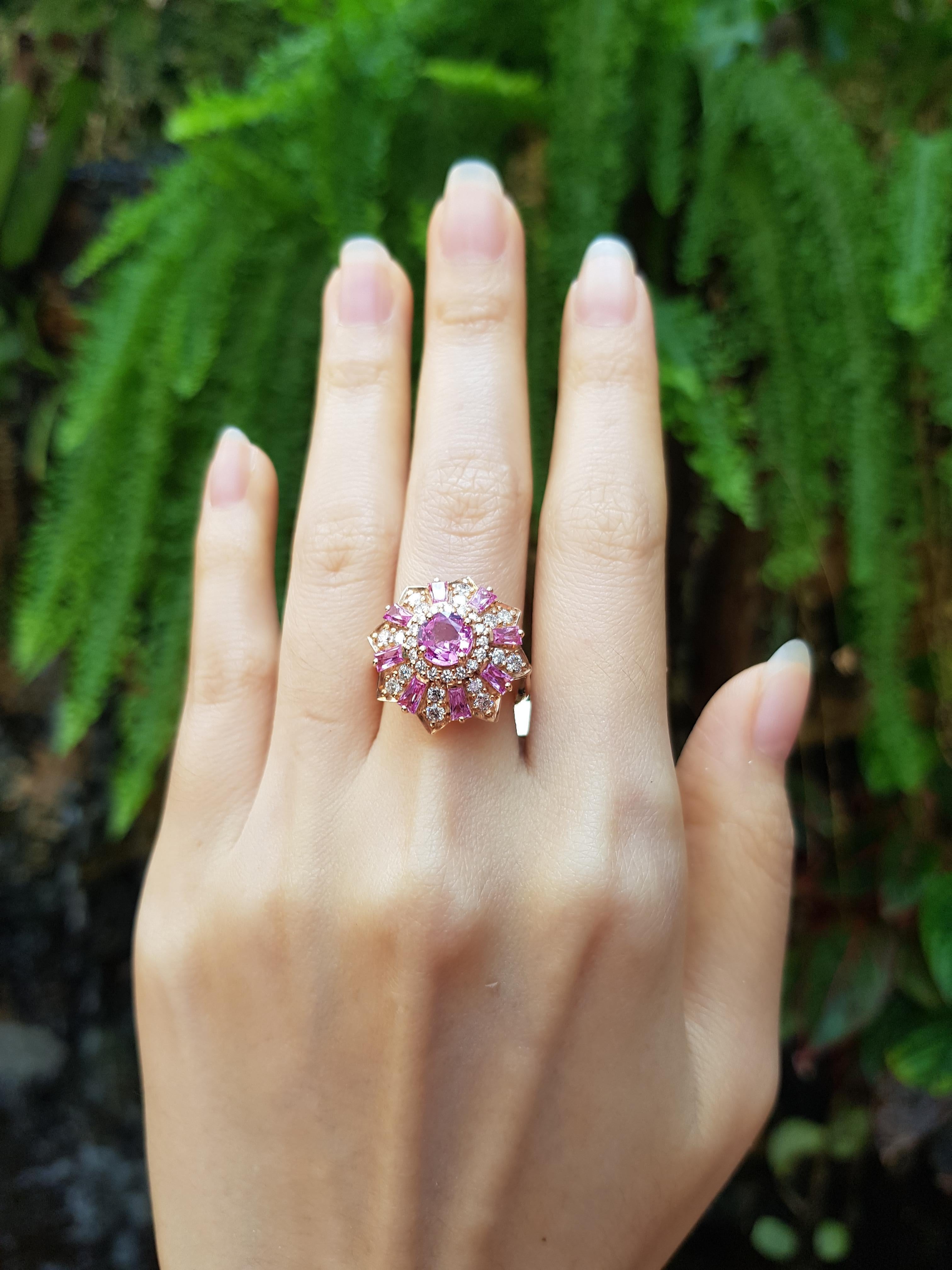 Taille ronde Bague en or rose 18 carats sertie d'un saphir rose et de diamants en vente