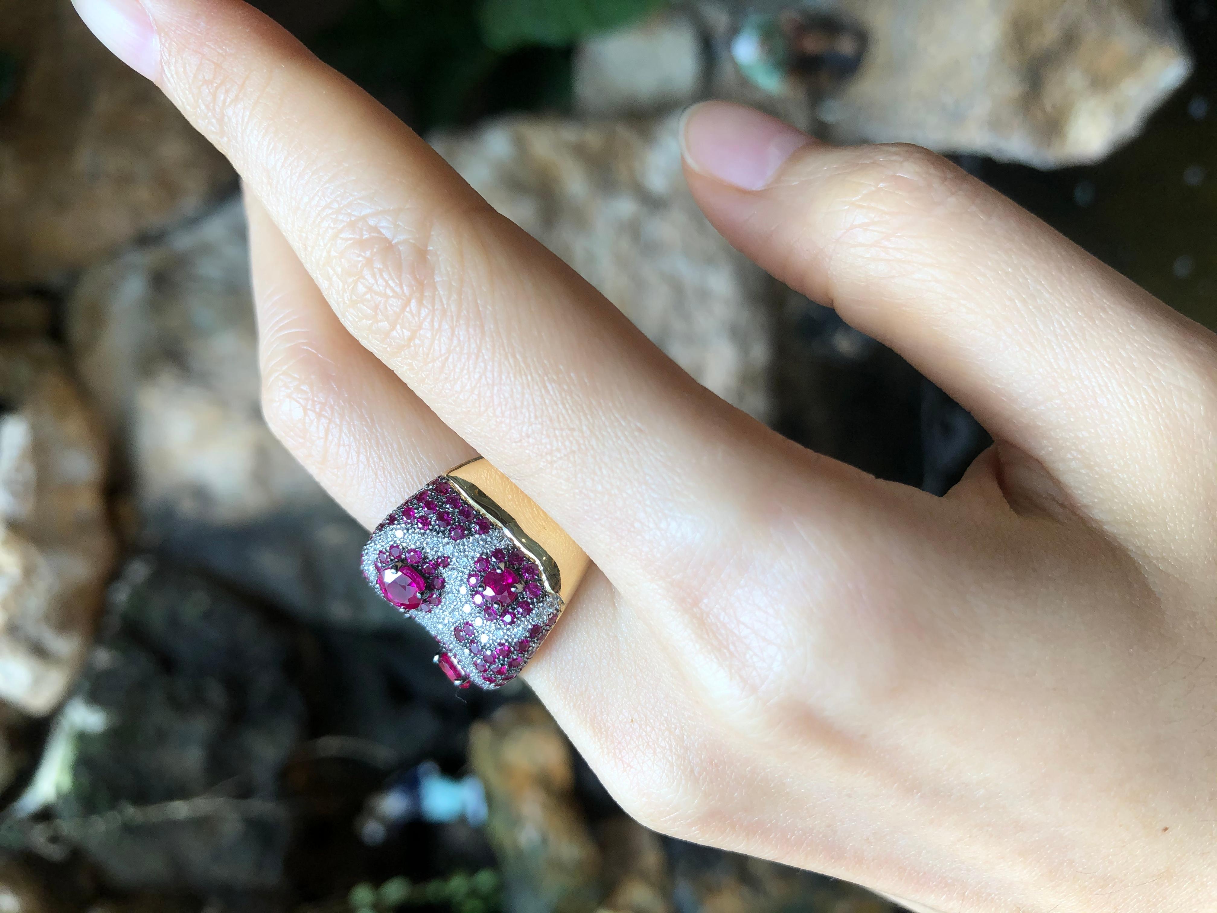 Women's or Men's Pink Sapphire with Diamond Ring Set in 18 Karat Rose Gold Settings For Sale