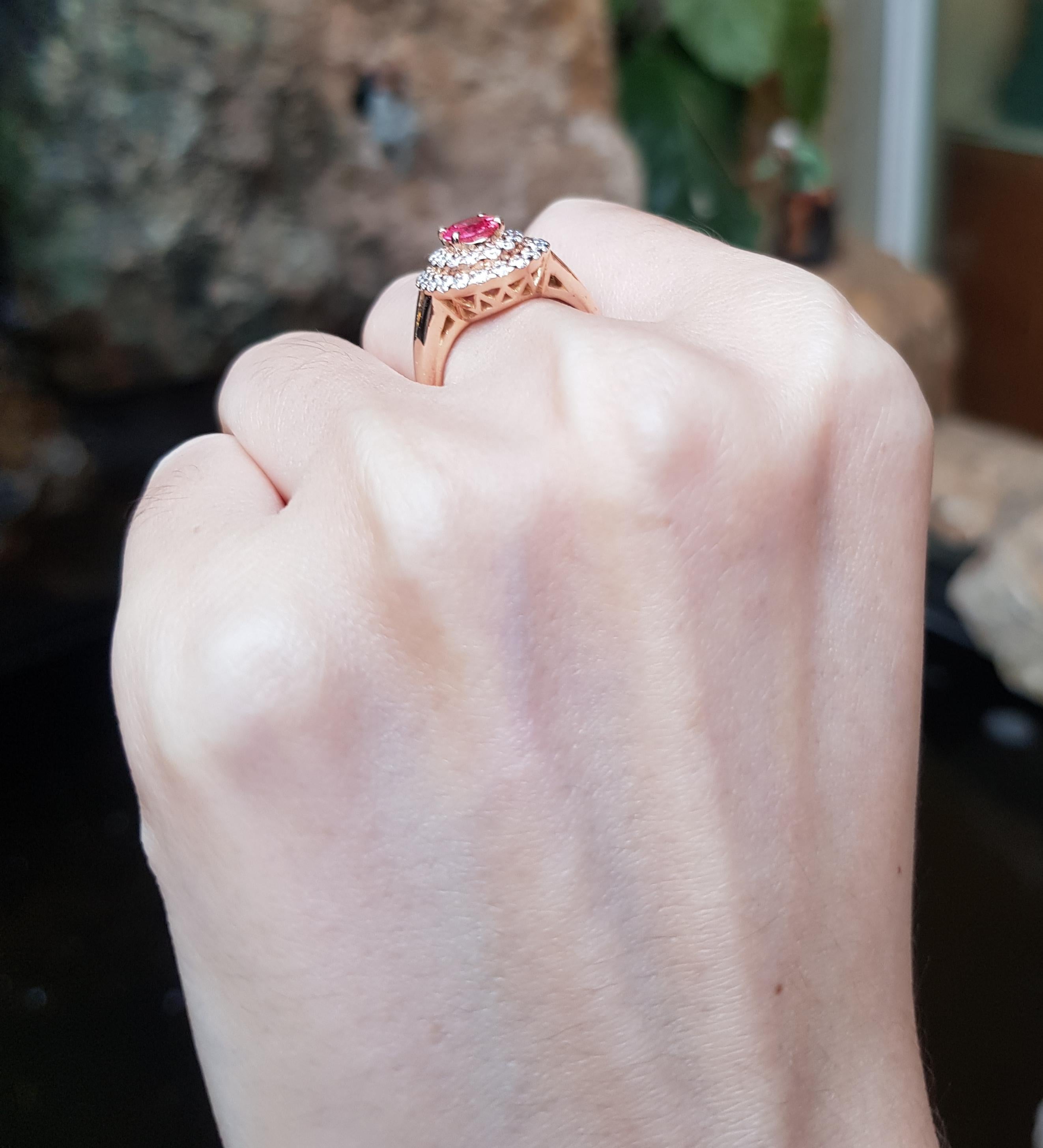 Ring mit rosa rosa Saphir und Diamant in 18 Karat Roségoldfassung im Zustand „Neu“ in Bangkok, TH
