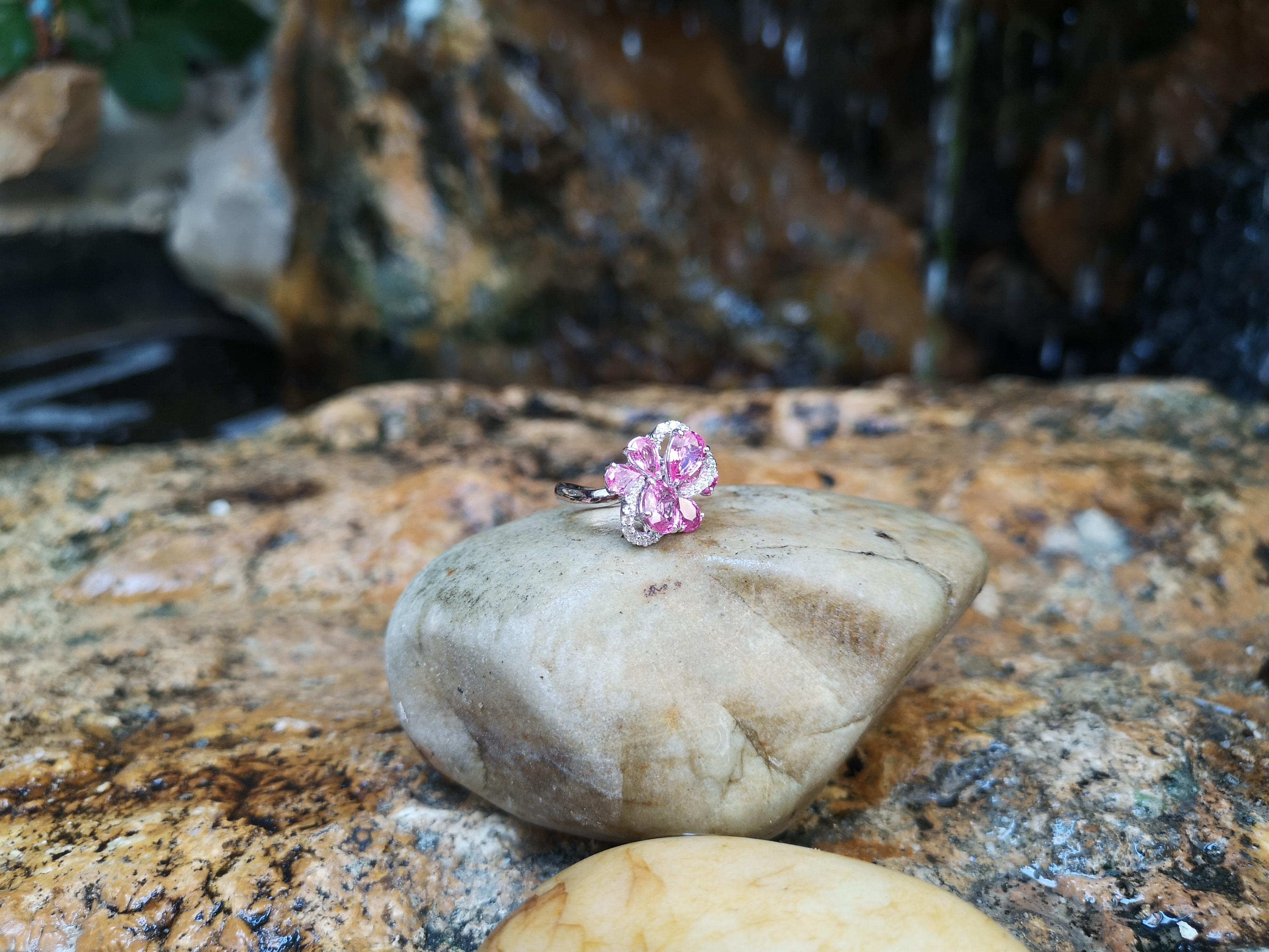 Pink Sapphire with Diamond Ring Set in 18 Karat White Gold Settings In New Condition In Bangkok, TH