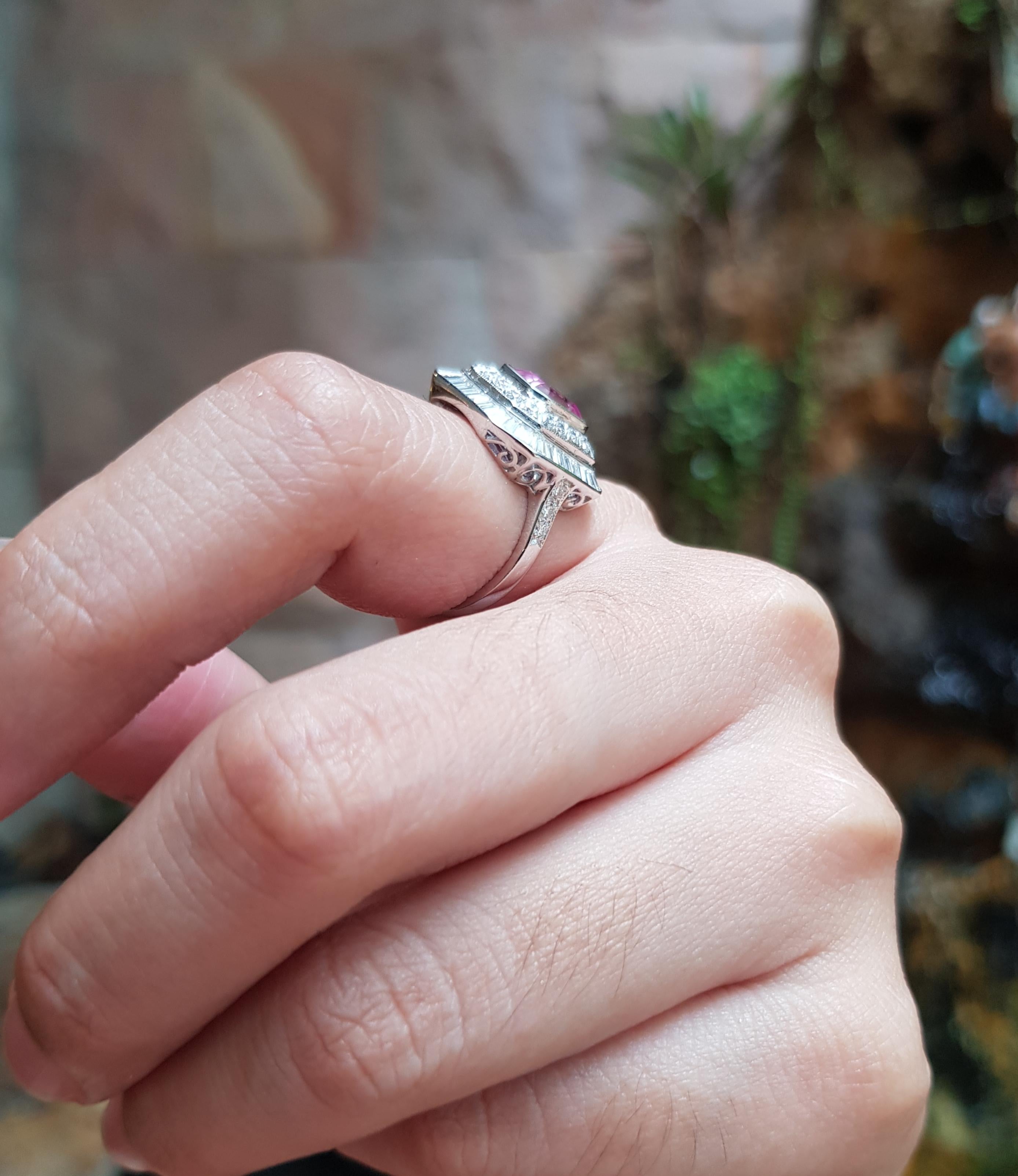 Ring mit rosa rosa Saphir und Diamant in 18 Karat Weißgoldfassung (Gemischter Schliff)