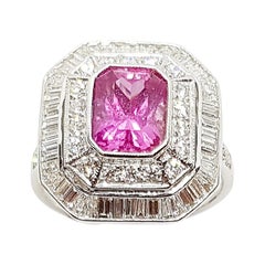 Anello con zaffiro rosa e diamanti incastonati in oro bianco 18 carati