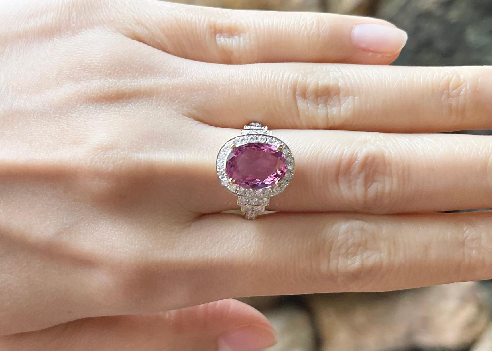 Contemporary Pink Sapphire with Diamond Ring set in 18K Gold Settings For Sale