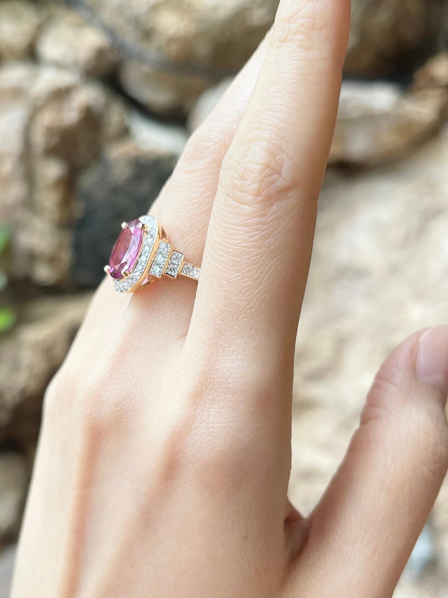 Pink Sapphire with Diamond Ring set in 18K Gold Settings In New Condition For Sale In Bangkok, TH