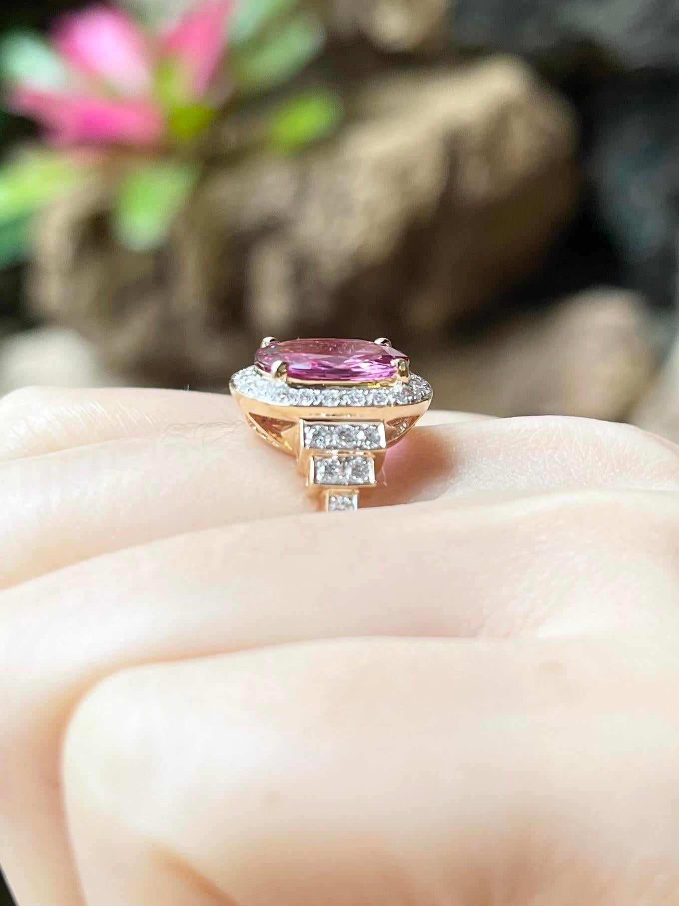 Pink Sapphire with Diamond Ring set in 18K Gold Settings For Sale 1