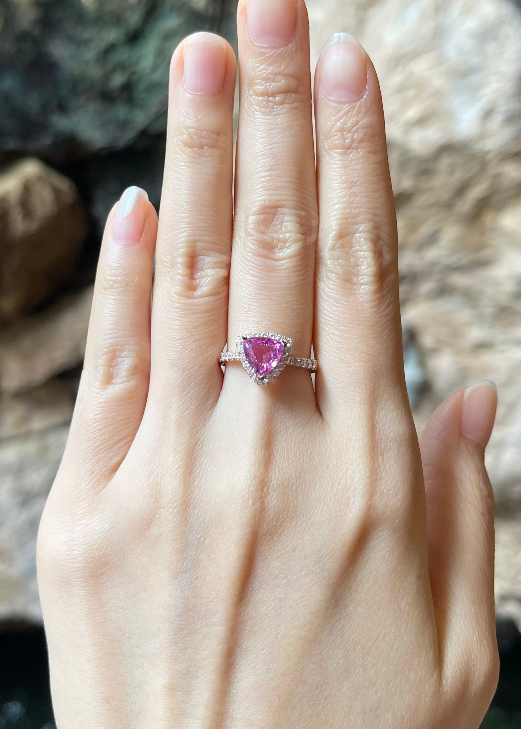 Anello con zaffiro rosa da 1,71 carati e diamante da 0,42 carati con montatura in oro rosa 18 carati

Larghezza:  1.1 cm 
Lunghezza: 1,1 cm
Misura dell'anello: 53
Peso totale: 4,22 grammi


