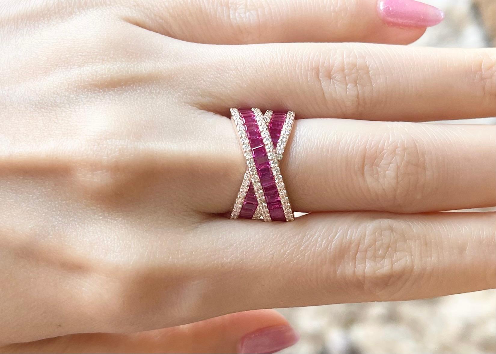 Contemporain Bague en or rose 18 carats sertie d'un saphir rose et de diamants en vente