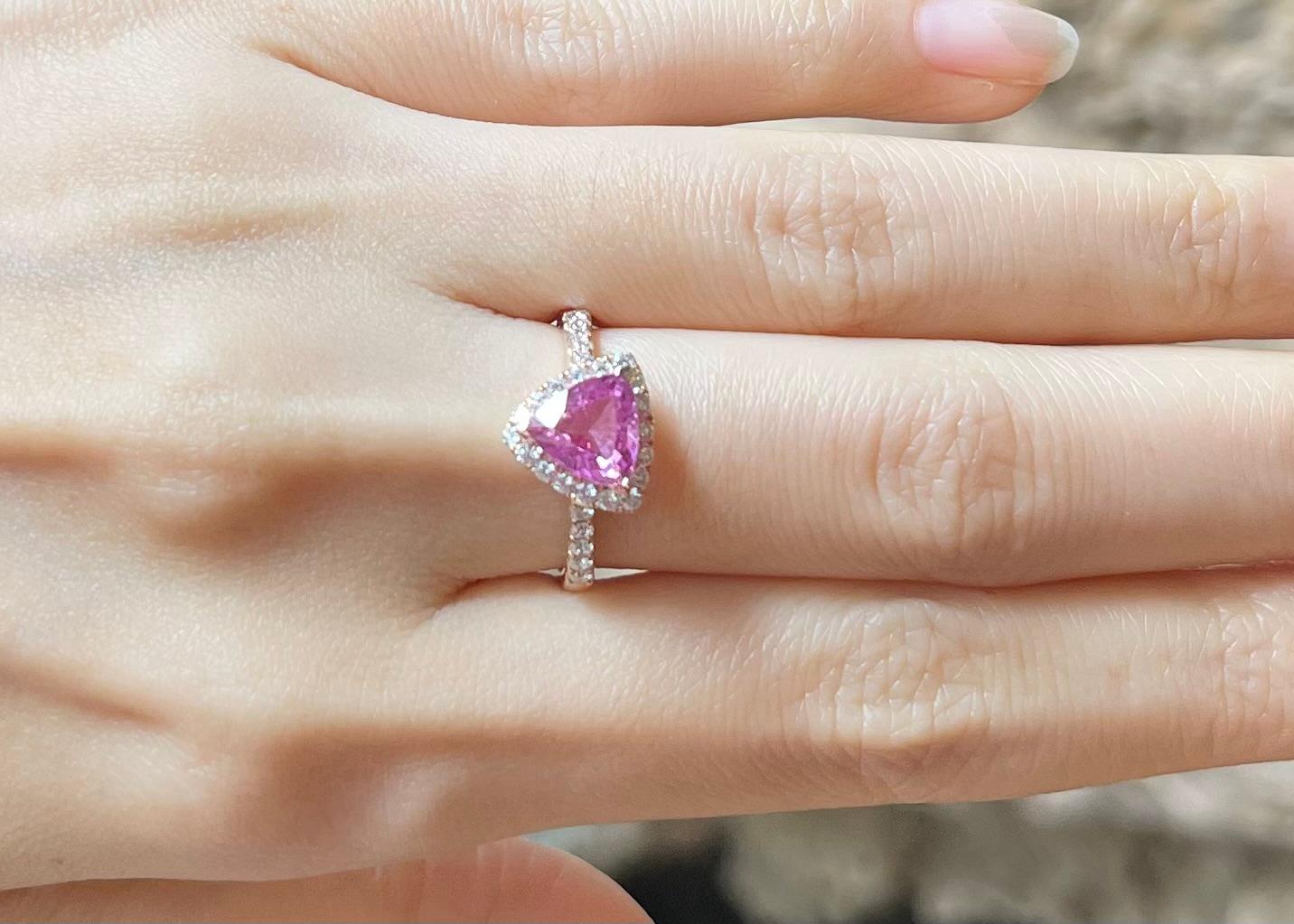 Contemporaneo Anello con zaffiro rosa e diamante con montatura in oro rosa 18 carati in vendita