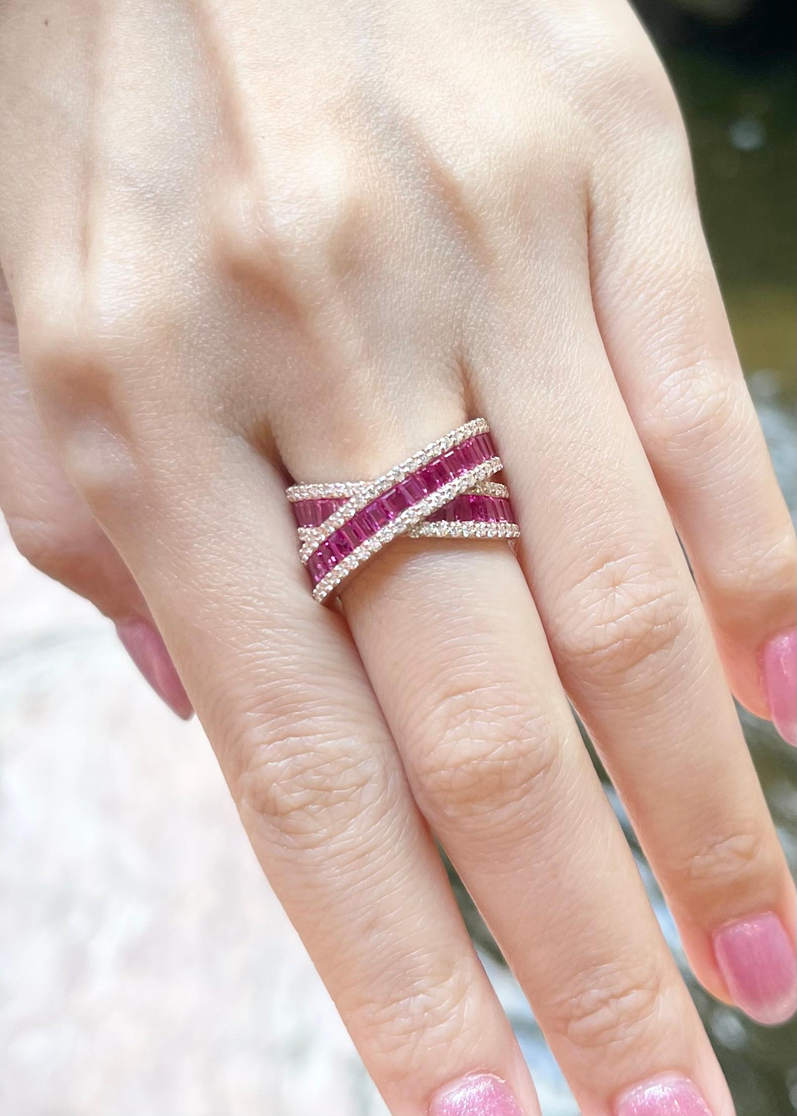 Taille baguette Bague en or rose 18 carats sertie d'un saphir rose et de diamants en vente