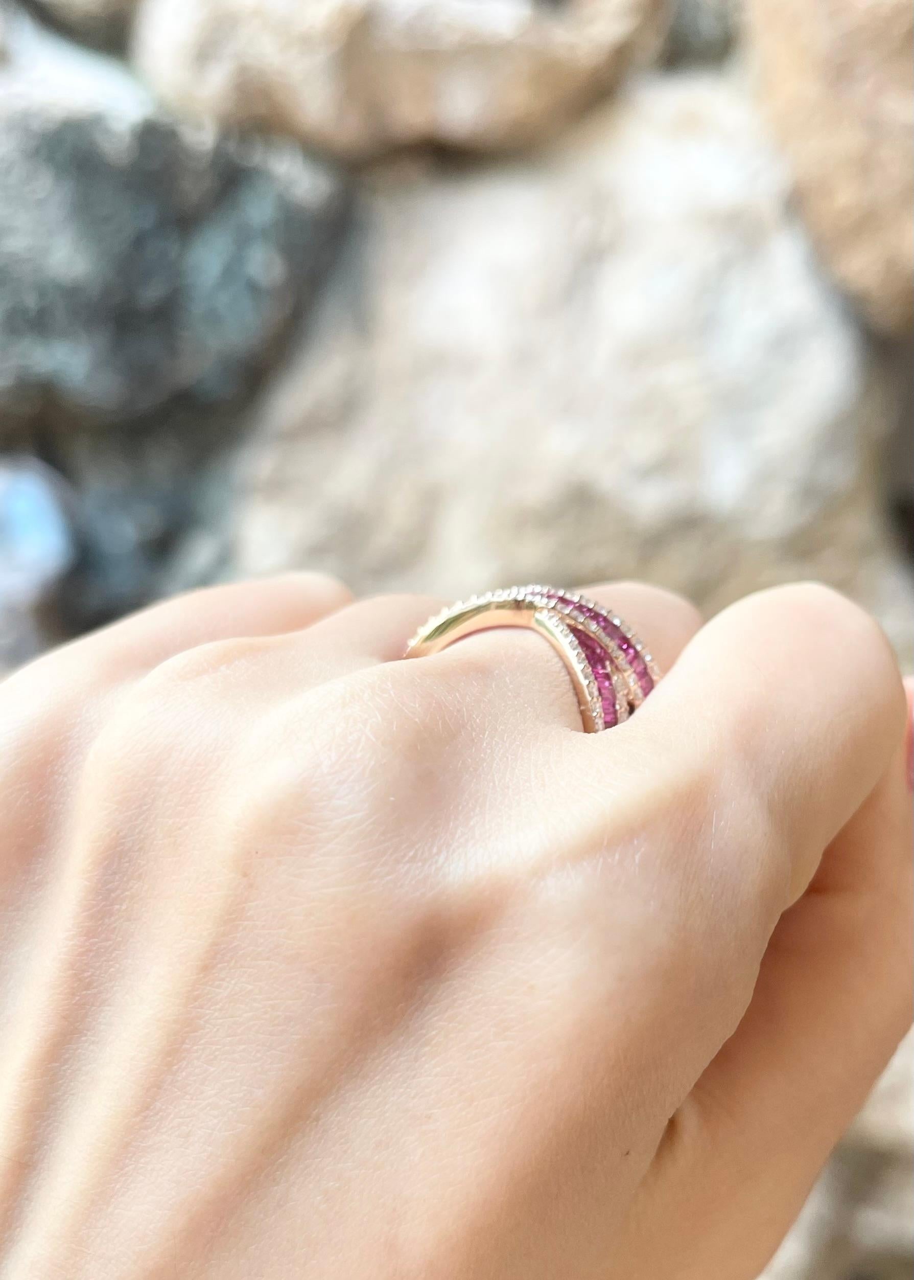 Bague en or rose 18 carats sertie d'un saphir rose et de diamants Neuf - En vente à Bangkok, TH