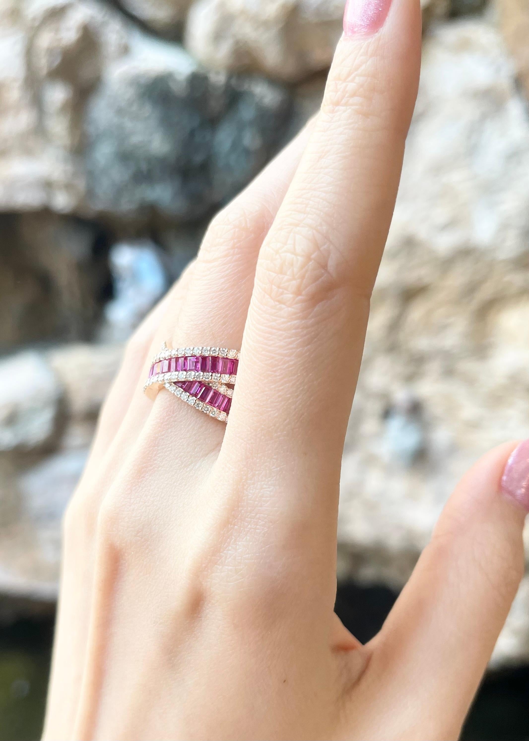 Bague en or rose 18 carats sertie d'un saphir rose et de diamants en vente 1