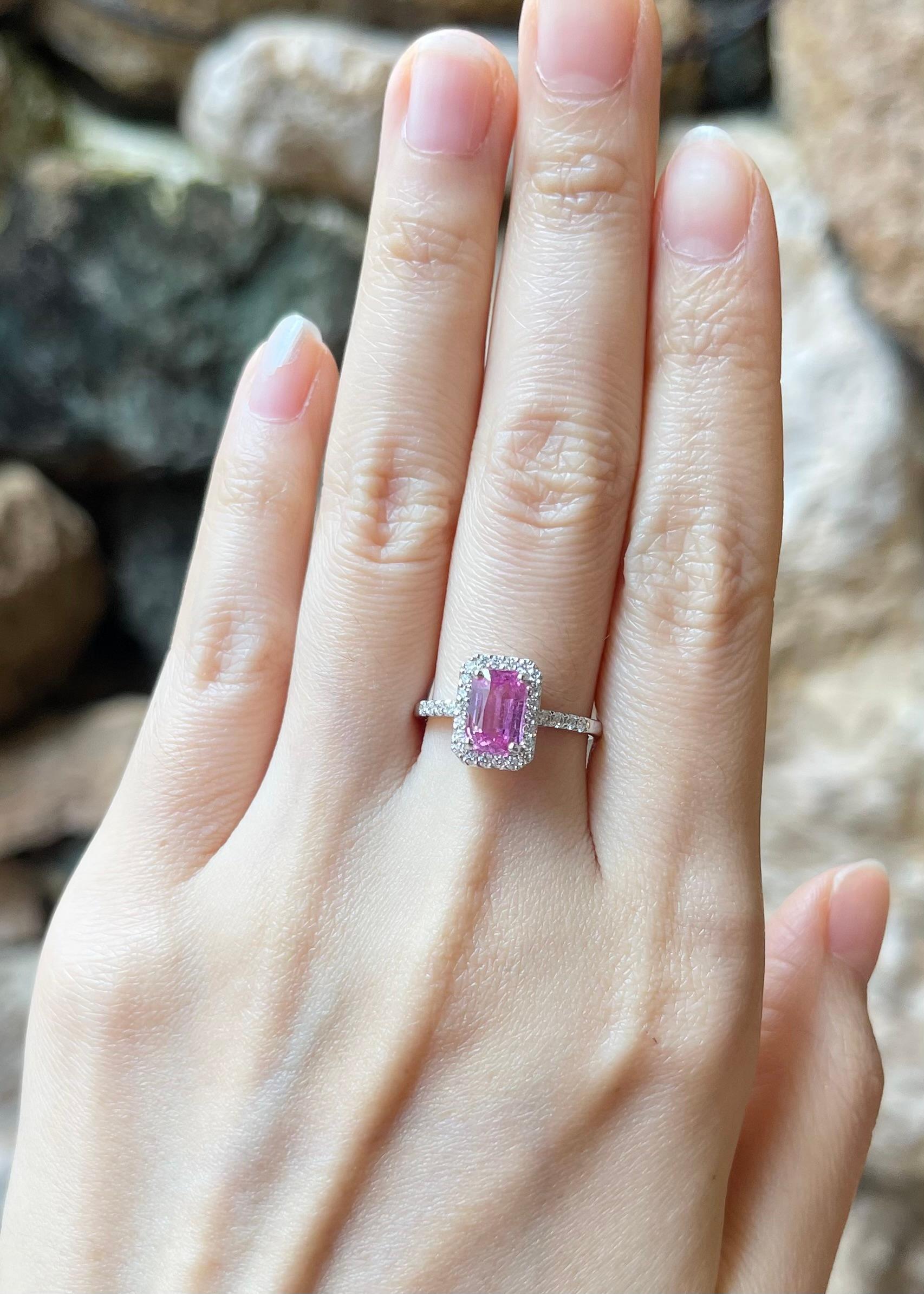 Rosa Saphir 1,53 Karat mit Diamant 0,27 Karat Ring in 18K Weißgold gefasst

Breite:  0.8 cm 
Länge: 1,1 cm
Ringgröße: 53
Gesamtgewicht: 3.57 Gramm

