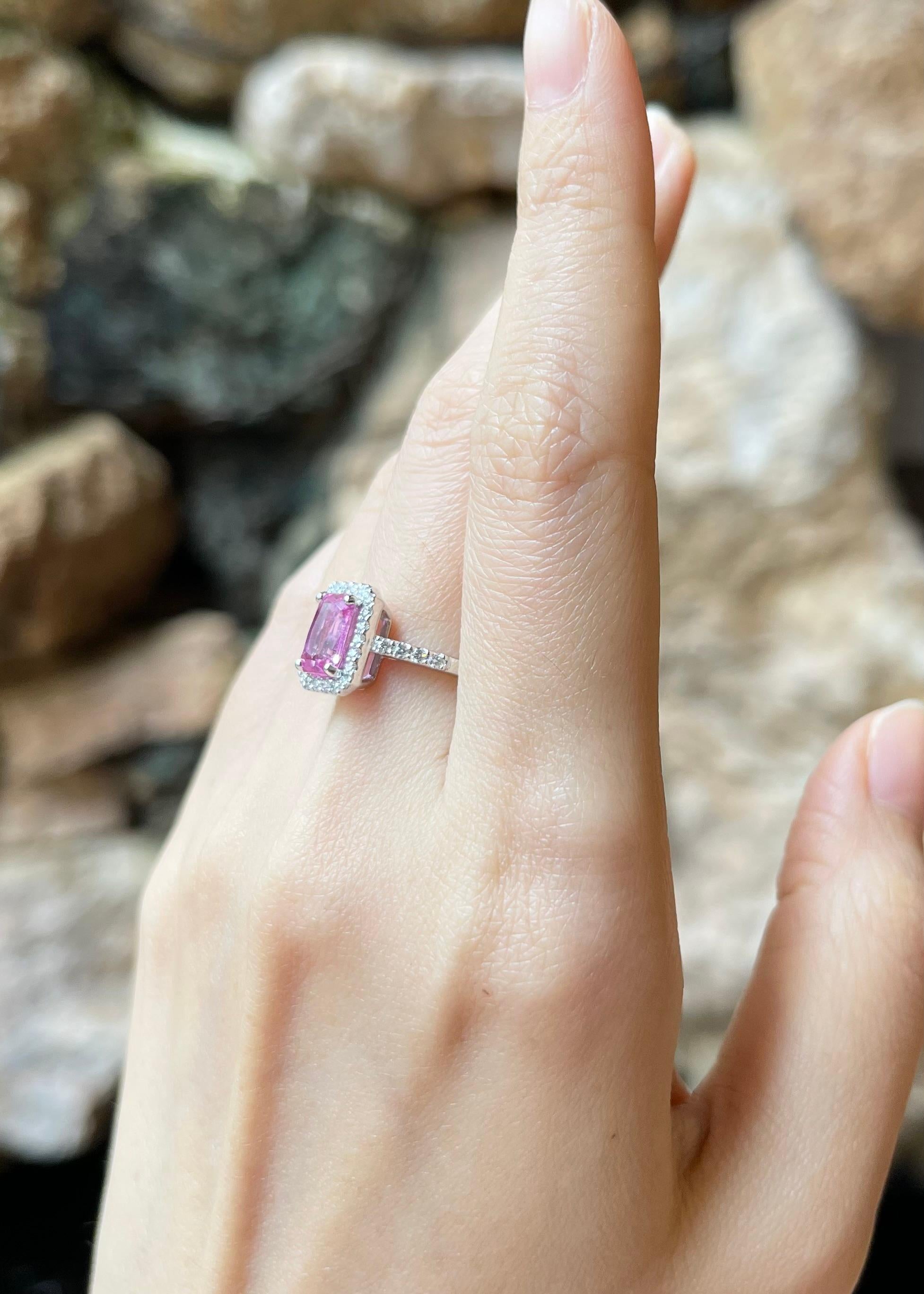 Pink Sapphire mit Diamond Ring in 18K Weißgold gefasst im Zustand „Neu“ im Angebot in Bangkok, TH