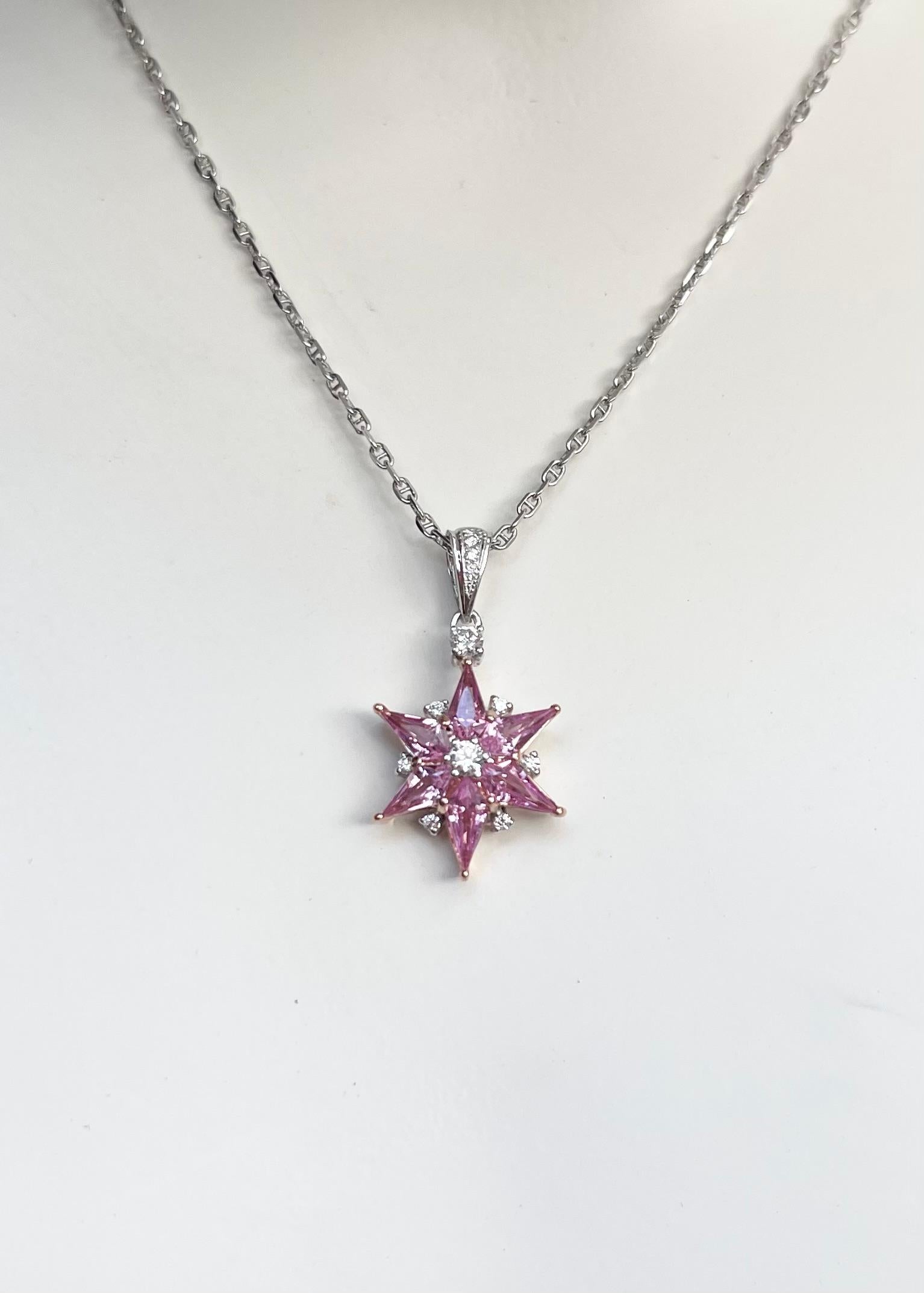 Zaffiro rosa da 1,34 carati e ciondolo con diamante da 0,18 carati in oro rosa/bianco 18 carati
(catena non inclusa)

Larghezza: 1.4 cm 
Lunghezza: 2.6 cm
Peso totale: 2.43 grammi

