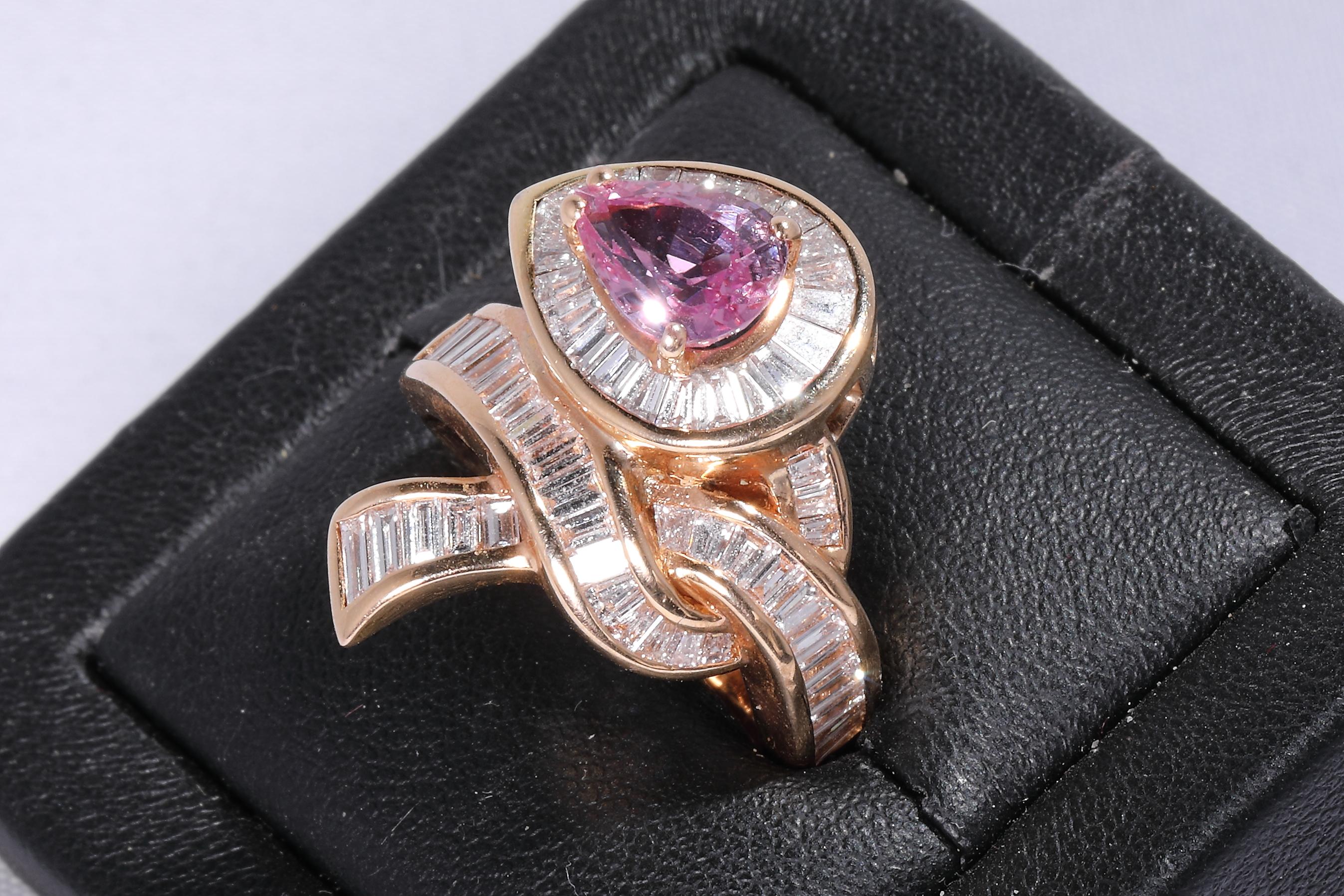 18 k red gold 
hallmarked with fineness 18k
1,86 ct diamond baquettes
2,31 ct pink sapphire drop
weight: 9,9 gram
ring size: 15
size we can change for you