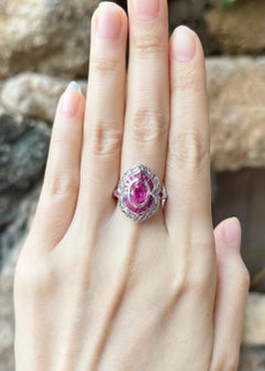 Bague en or blanc 18K sertie de saphirs roses et de rubis
