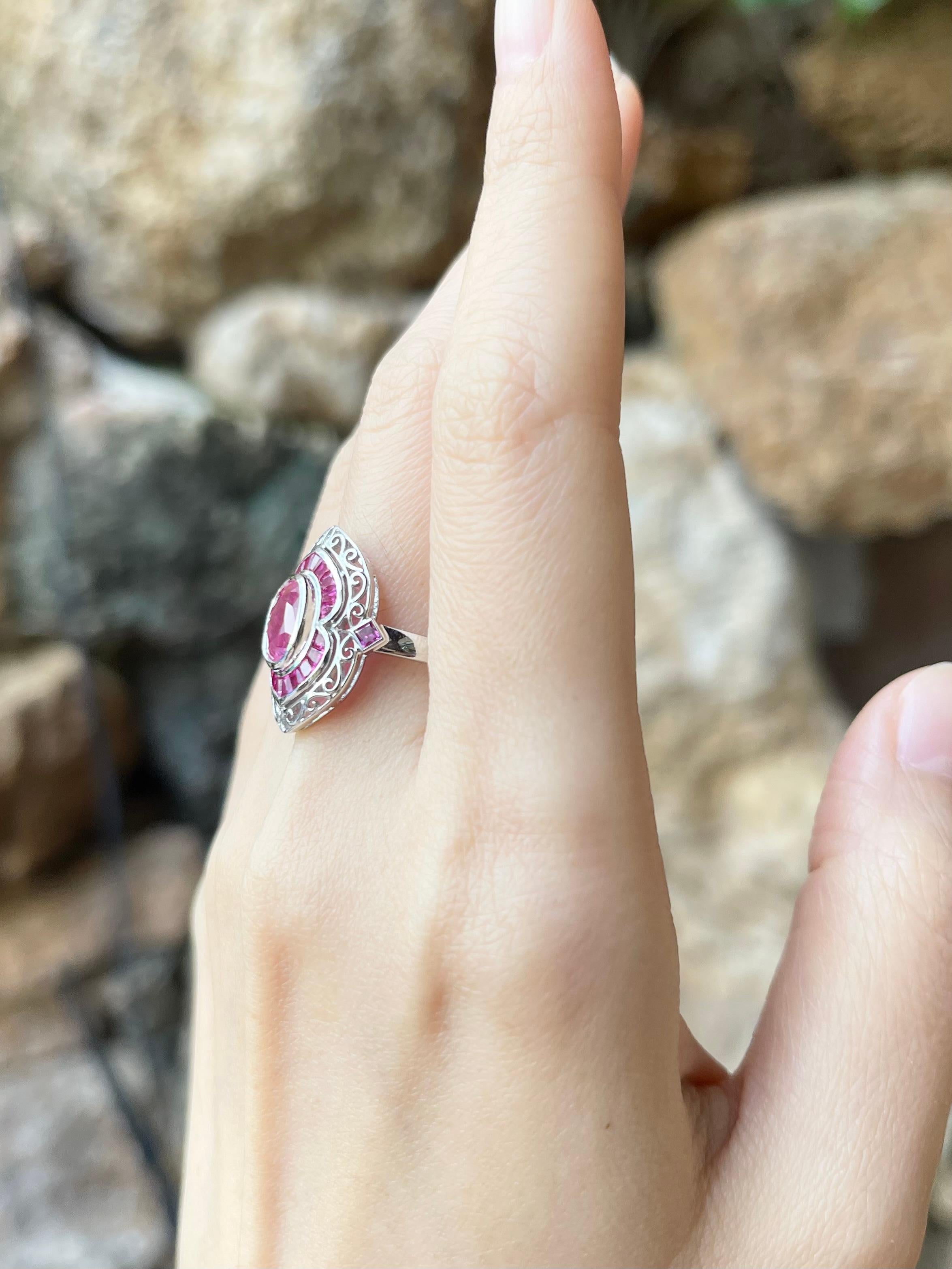 Anello con zaffiro rosa e rubino incastonato in oro bianco 18 carati In condizioni Nuovo in vendita a Bangkok, TH
