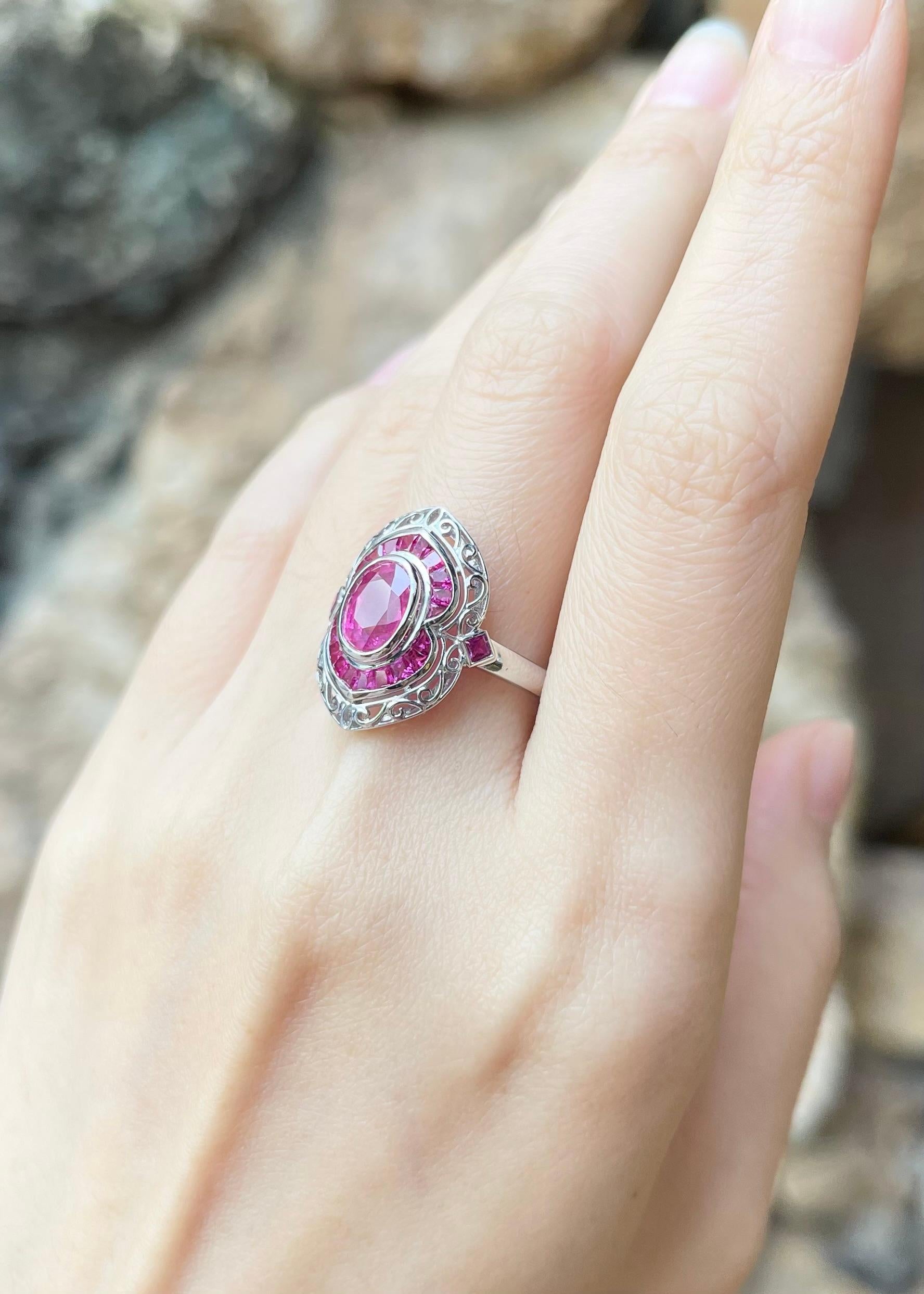 Anello con zaffiro rosa e rubino incastonato in oro bianco 18 carati in vendita 1