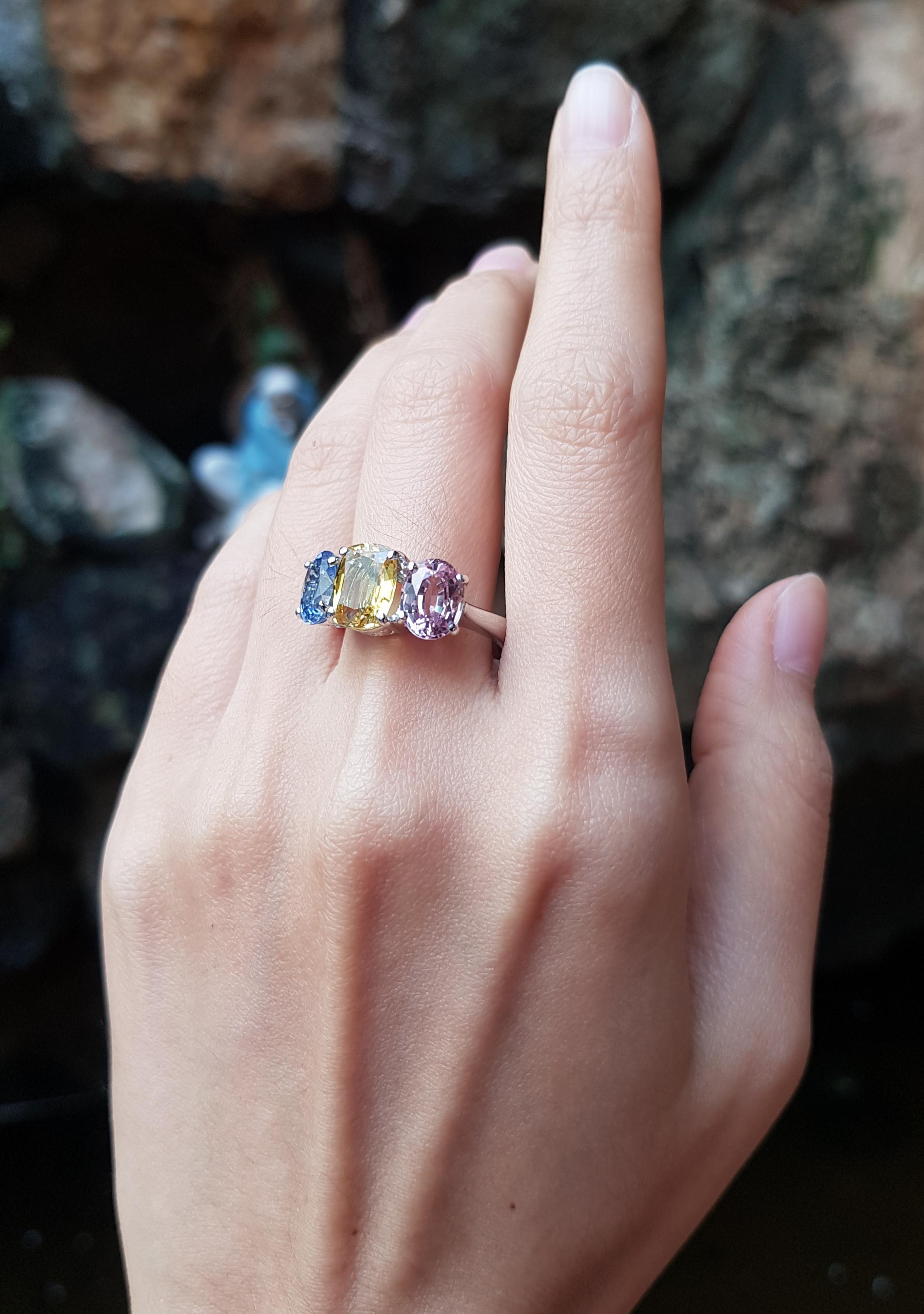 Pink Sapphire, Yellow Sapphire, Blue Sapphire Ring Set in 14 Karat White Gold For Sale 3