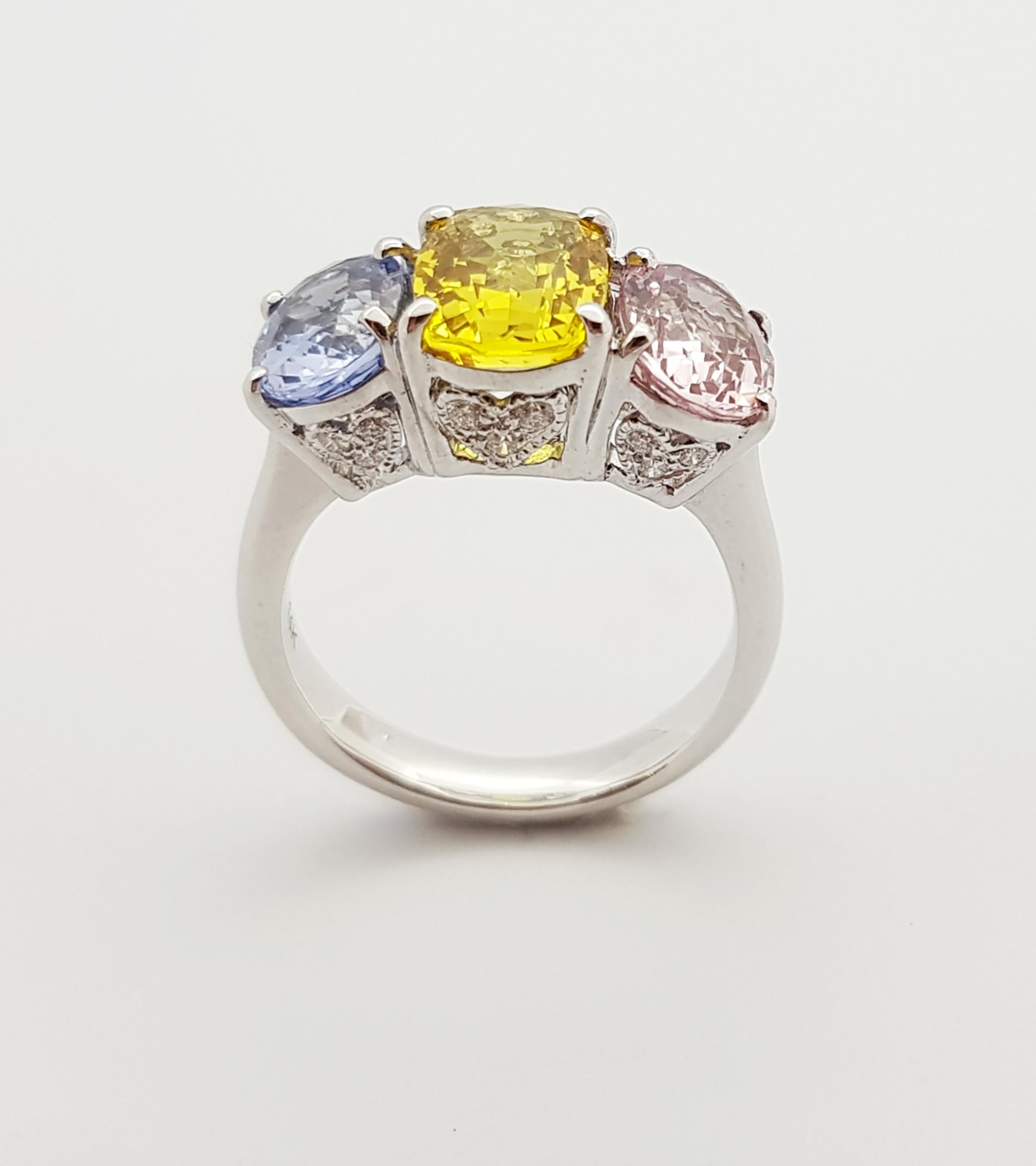 Saphir rose 1,99 carats, saphir jaune 2,70 carats, saphir bleu 1,77 carats et diamant 0,14 carats Bague sertie d'or blanc 14 carats

Largeur :  1.9 cm 
Longueur : 0,8 cm
Taille de l'anneau : 55
Poids total : 7,98 grammes

