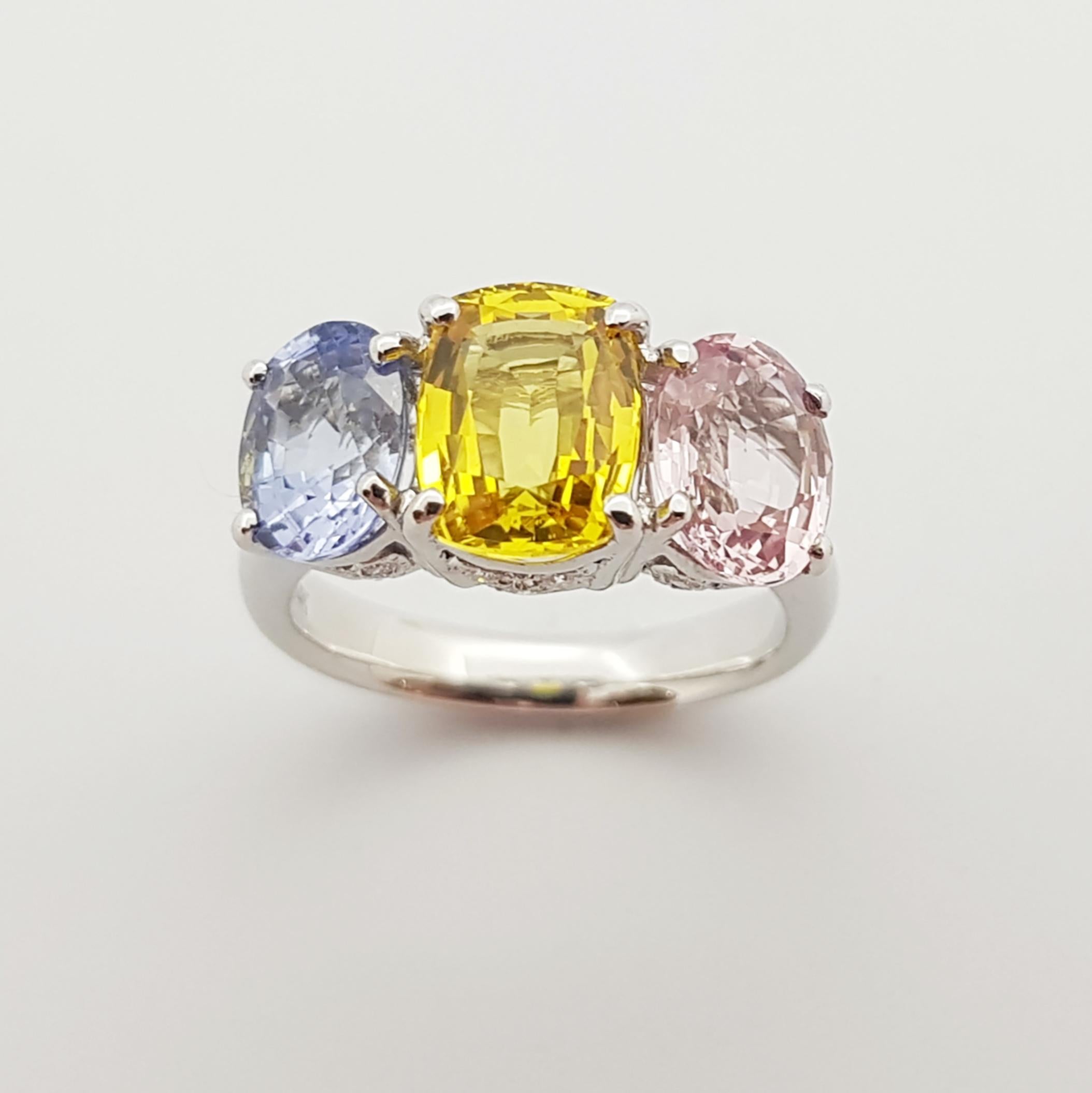 Ring aus 14 Karat Weißgold mit rosa Saphiren, gelben Saphiren und blauen Saphiren (Zeitgenössisch) im Angebot