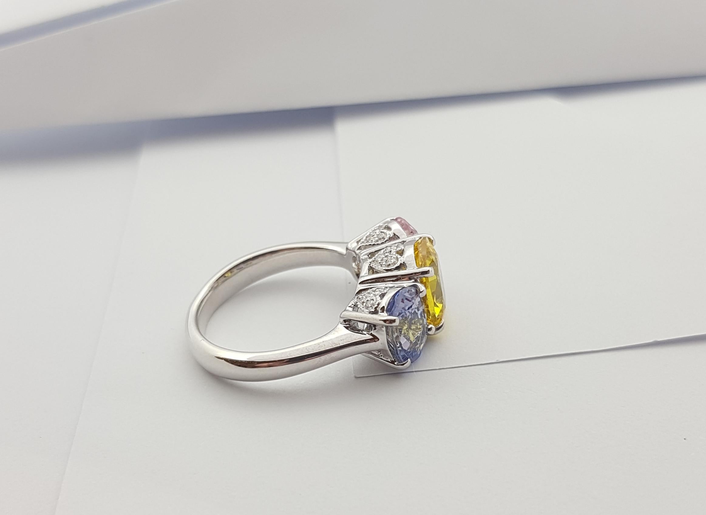 Ring aus 14 Karat Weißgold mit rosa Saphiren, gelben Saphiren und blauen Saphiren (Ovalschliff) im Angebot