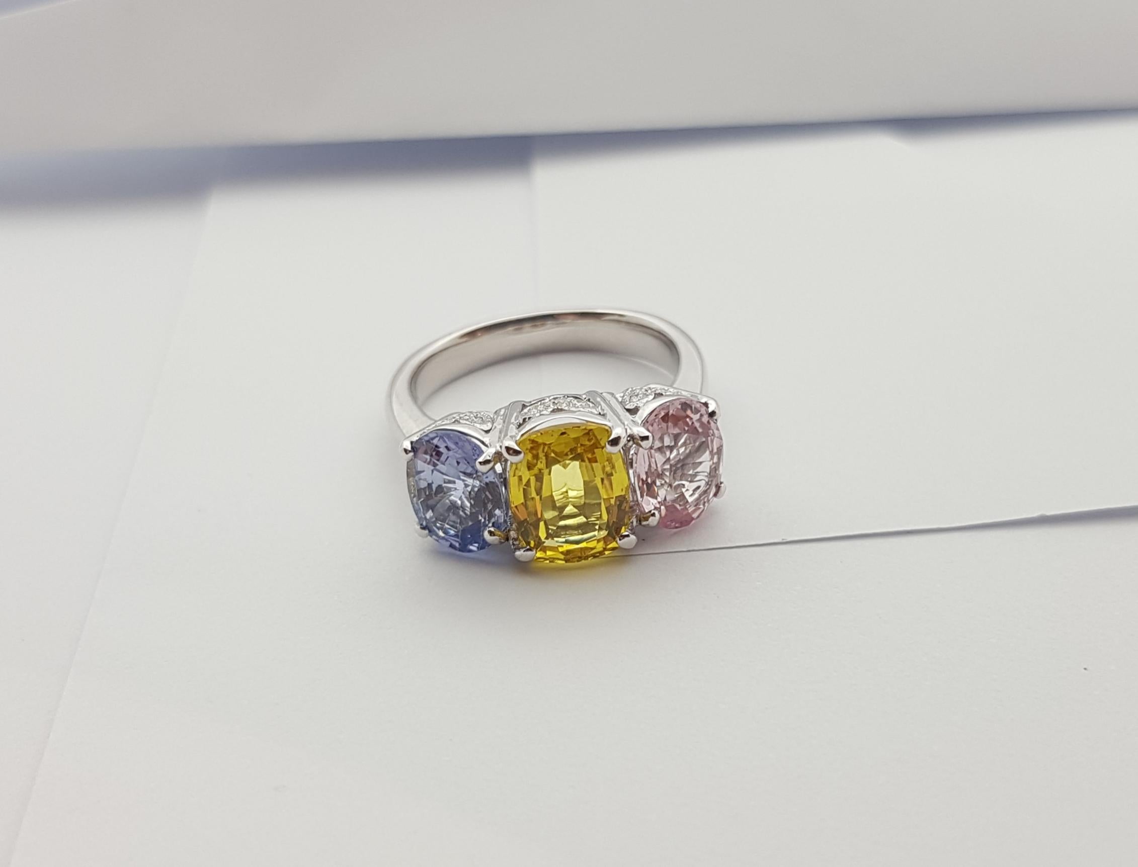 Ring aus 14 Karat Weißgold mit rosa Saphiren, gelben Saphiren und blauen Saphiren im Zustand „Neu“ im Angebot in Bangkok, TH