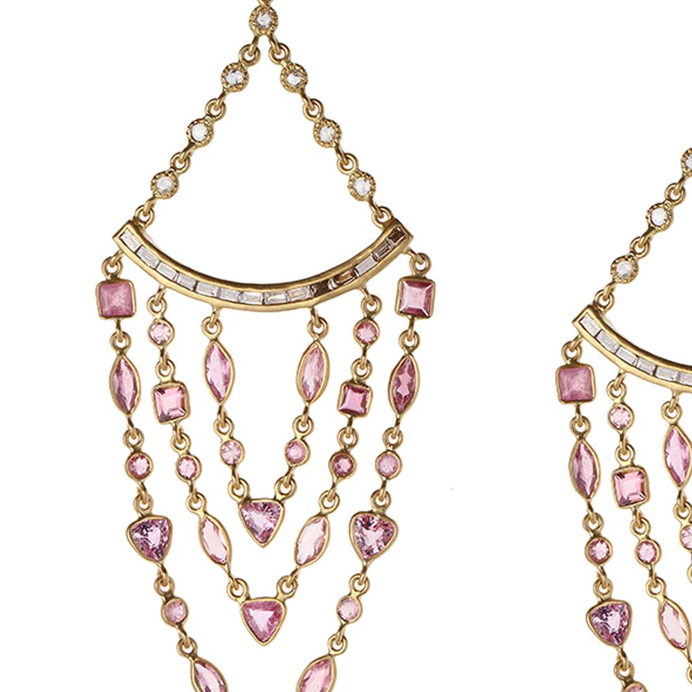 Affinity-Ohrringe aus 20 Karat Gelbgold mit 6,87 Karat rosa Saphiren und 1,43 Karat Diamanten an einer Kette. Der Mix aus zartrosa Saphiren ist sowohl schmeichelhaft als auch eines der charakteristischen Designs von Coomi.