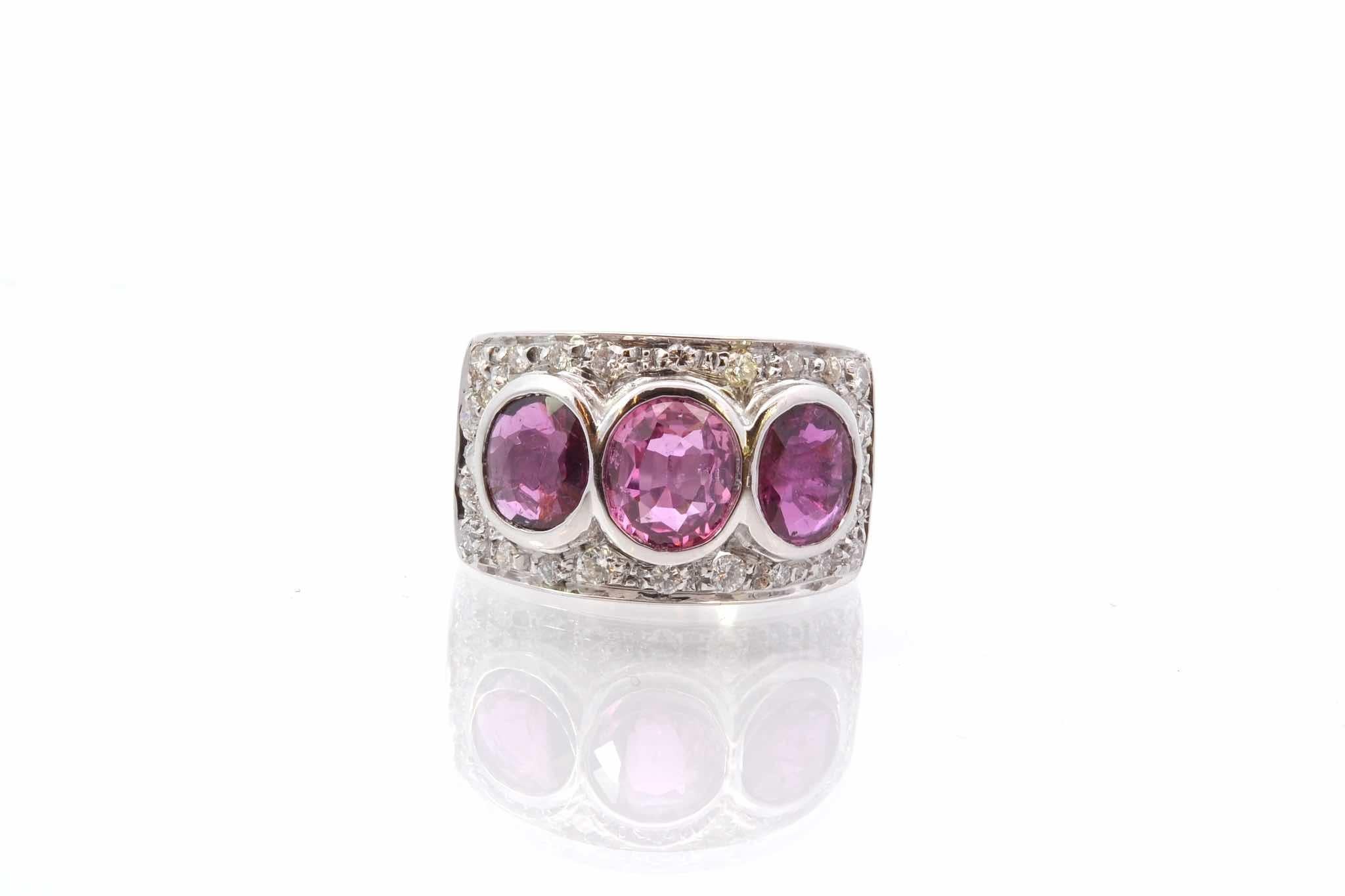 Stones: 3 sapphires: 4 cts and 28 diamonds: 0.56 ct
Material: 18k white gold
Weight: 10.2g
Period: Recent
Size: 51 (free sizing)
Certificate
Ref. : 25627