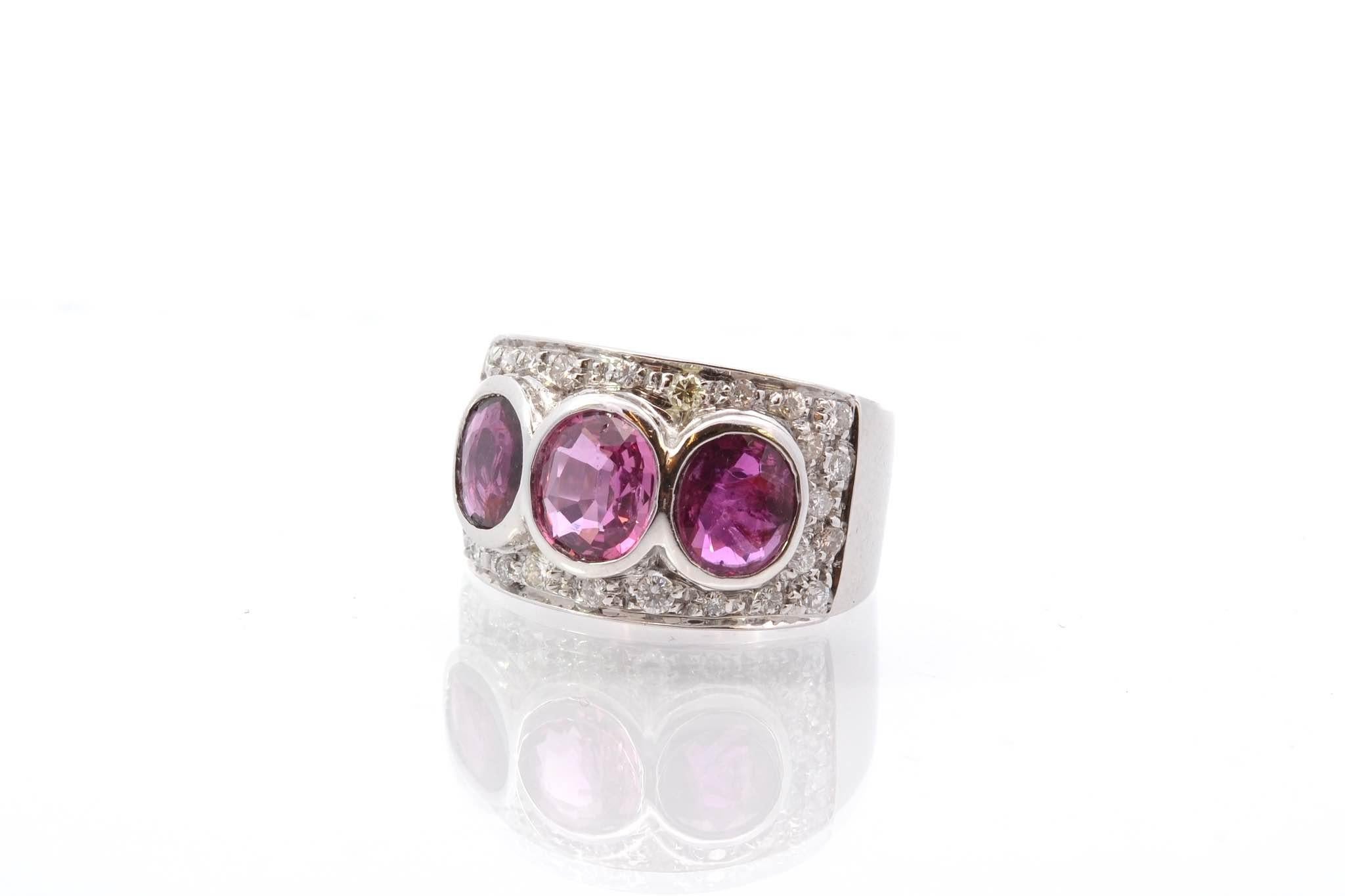 Pink sapphires and diamonds ring in 18k gold In Good Condition In PARIS, FR