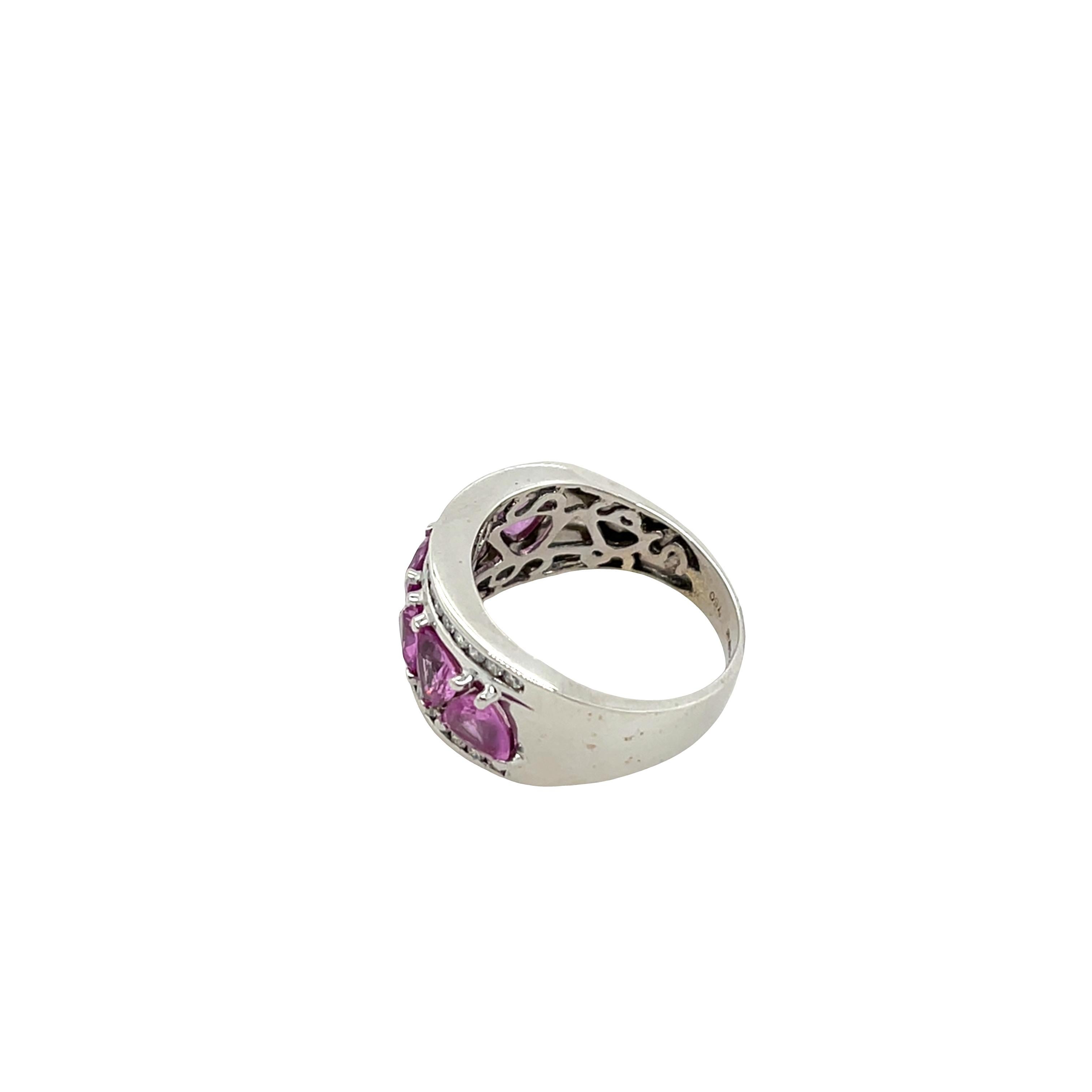 Dieser luxuriöse Ring aus elegantem 18-karätigem Weißgold ist ein echter Blickfang. Sechs leuchtende rosafarbene Saphire bilden ein kühnes geometrisches Muster mit natürlichen, runden Diamanten im Brillantschliff und sorgen für außergewöhnlichen