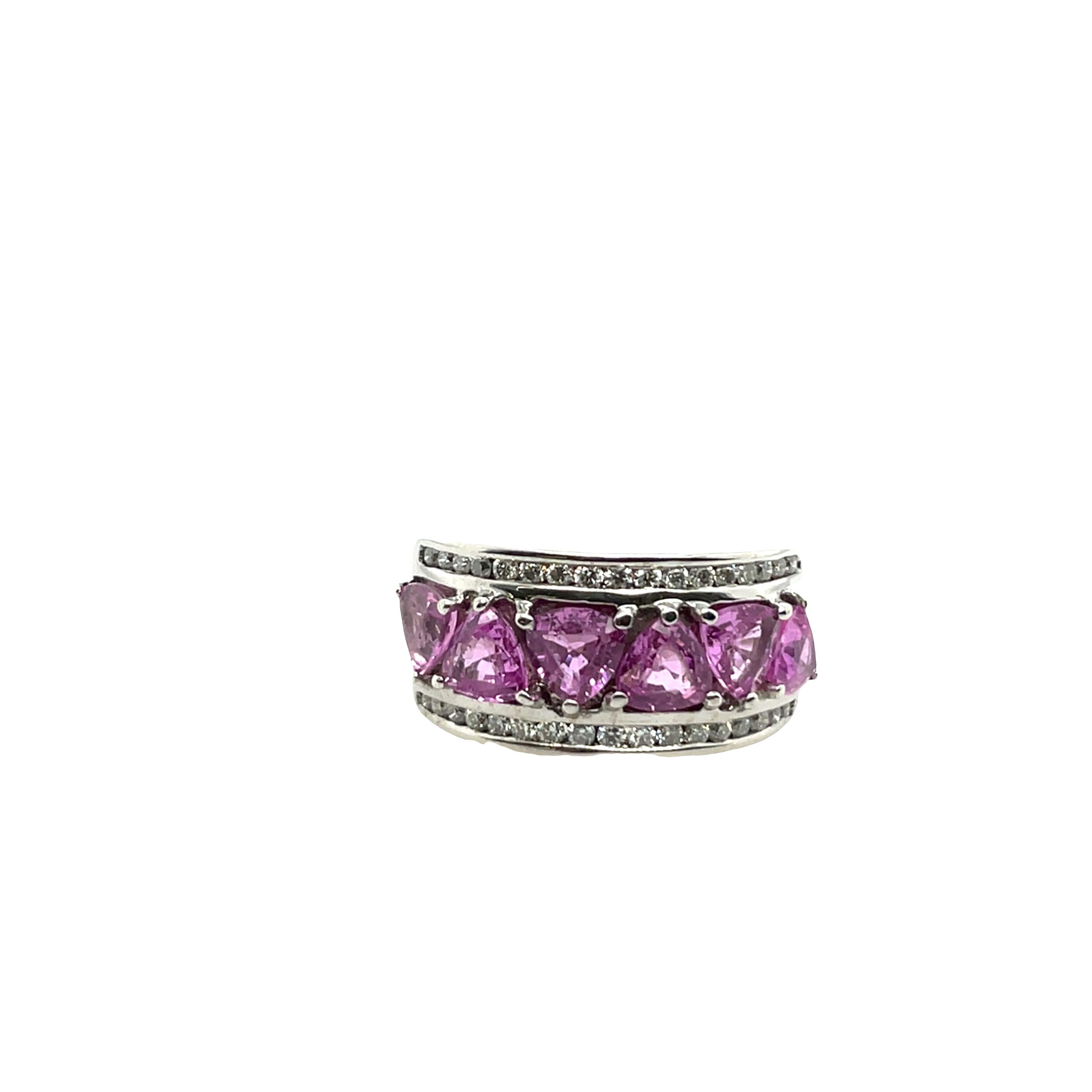 Pink Sapphires & Diamond Dress Ring Set in 18ct Weißgold (Rundschliff) im Angebot