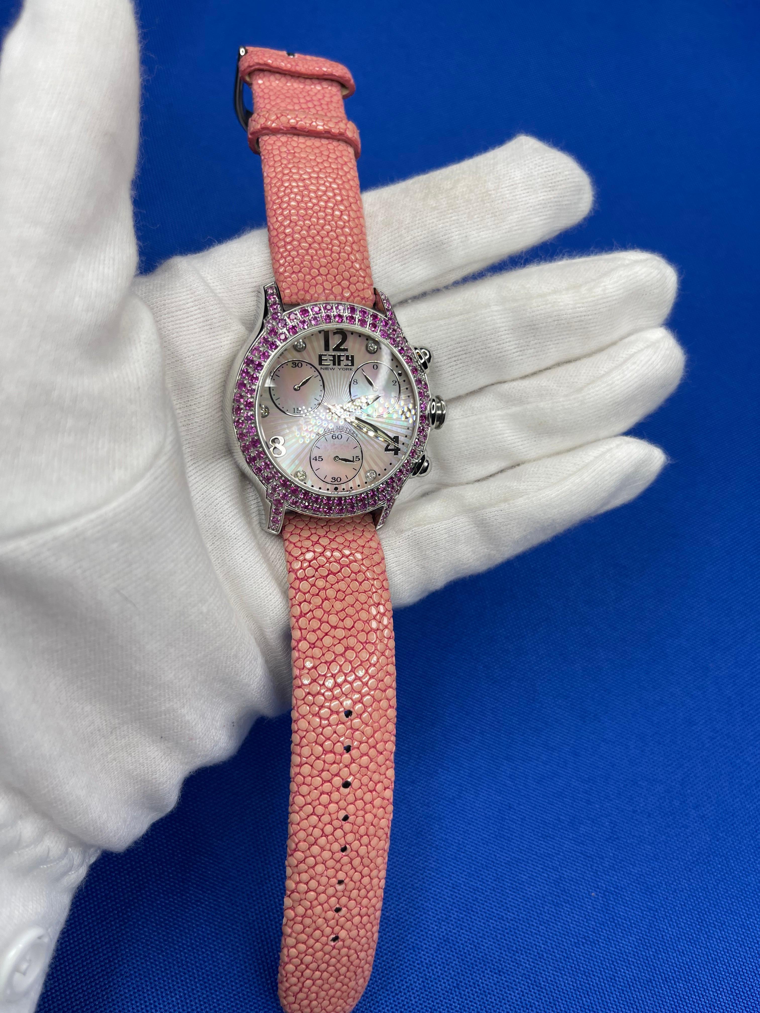 Cadran pav de saphirs roses et de diamants Montre de luxe suisse  quartz avec bracelet en cuir exotique en vente 1