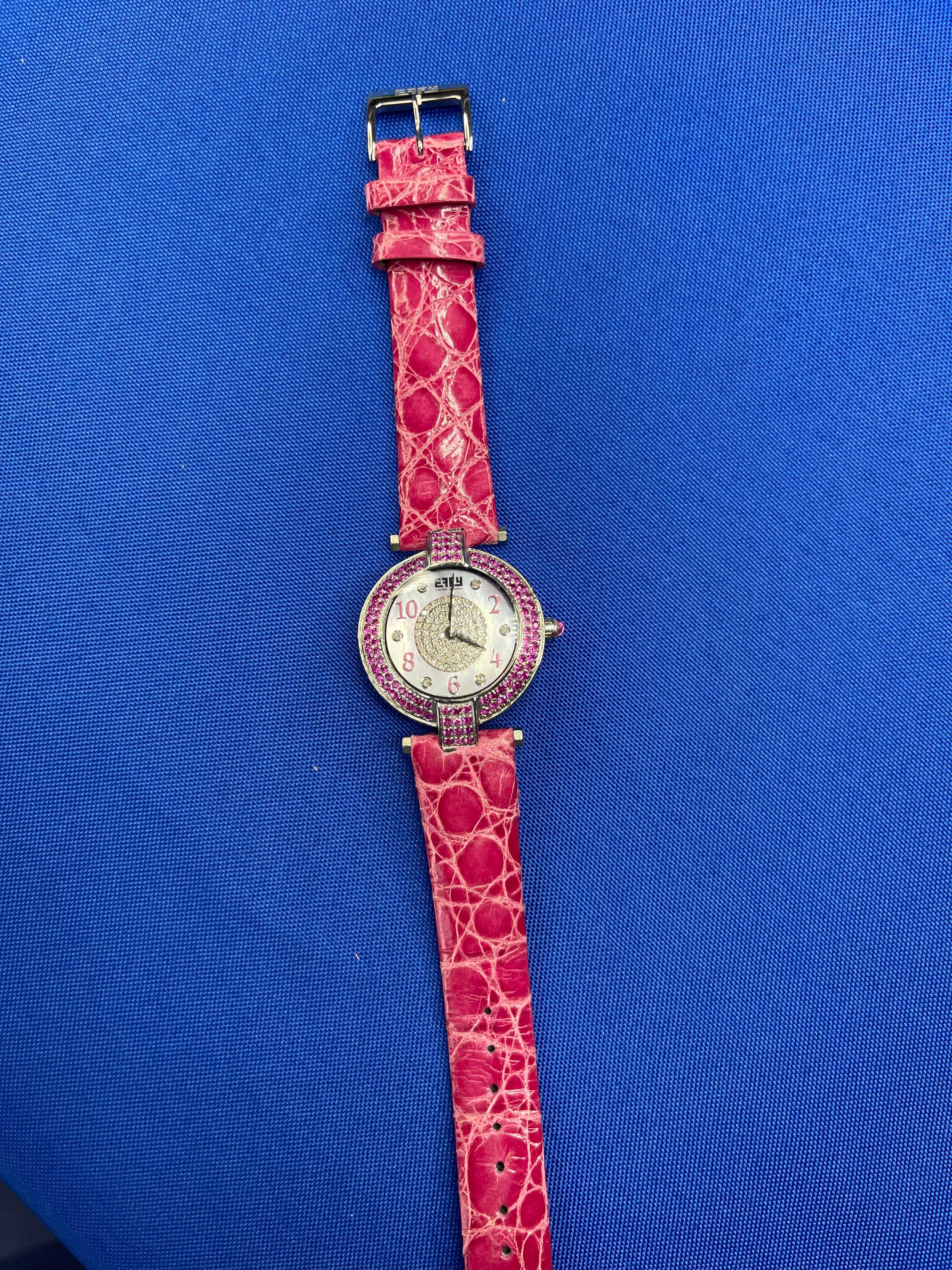 Exotische Schweizer Quarz-Uhr mit rosa Saphiren und Diamanten, Pav-Zifferblatt, 3,28 Tcw (Gemischter Schliff) im Angebot