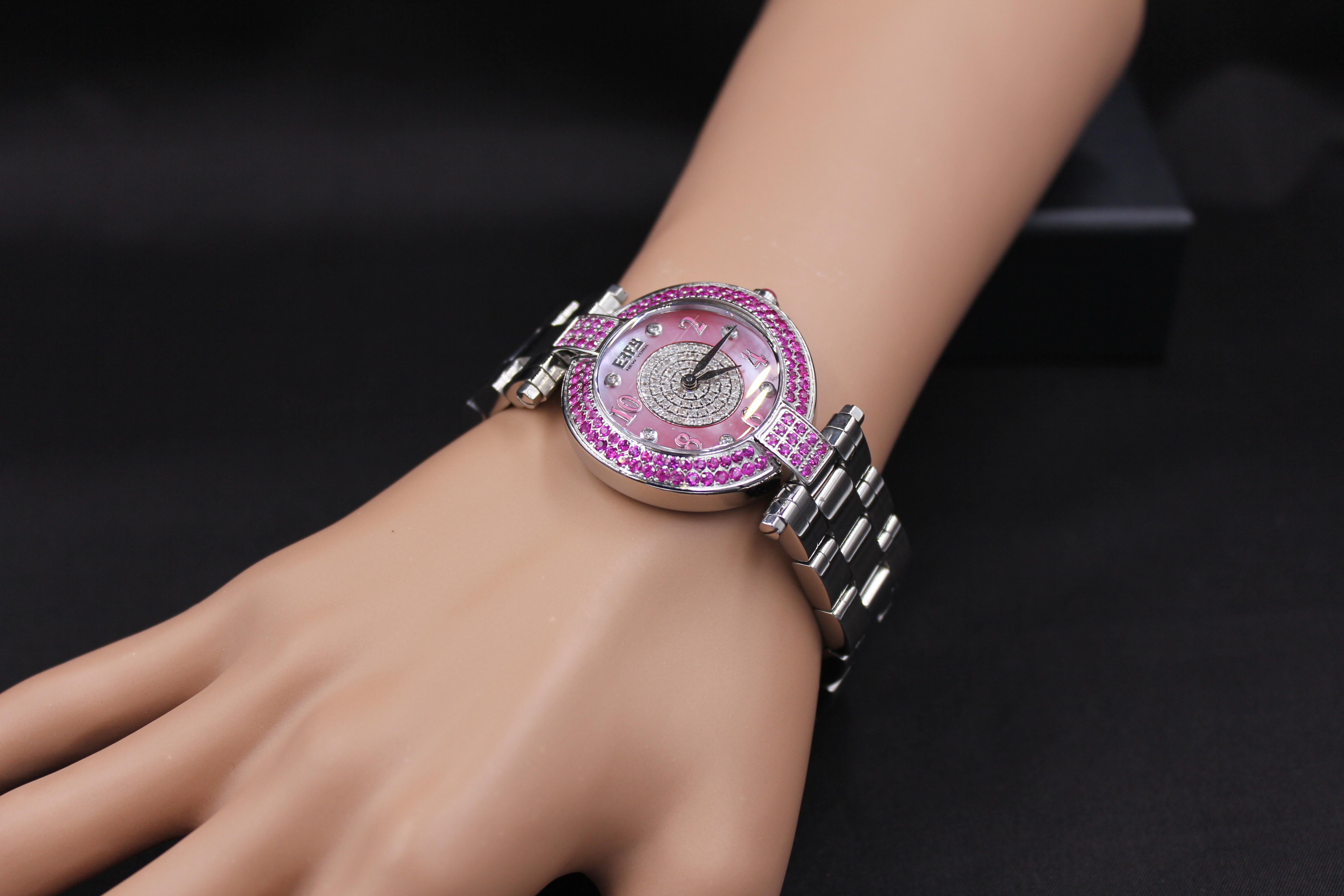 Exotische Schweizer Quarz-Uhr mit rosa Saphiren und Diamanten, Pav-Zifferblatt, 3,28 Tcw im Zustand „Neu“ im Angebot in Oakton, VA