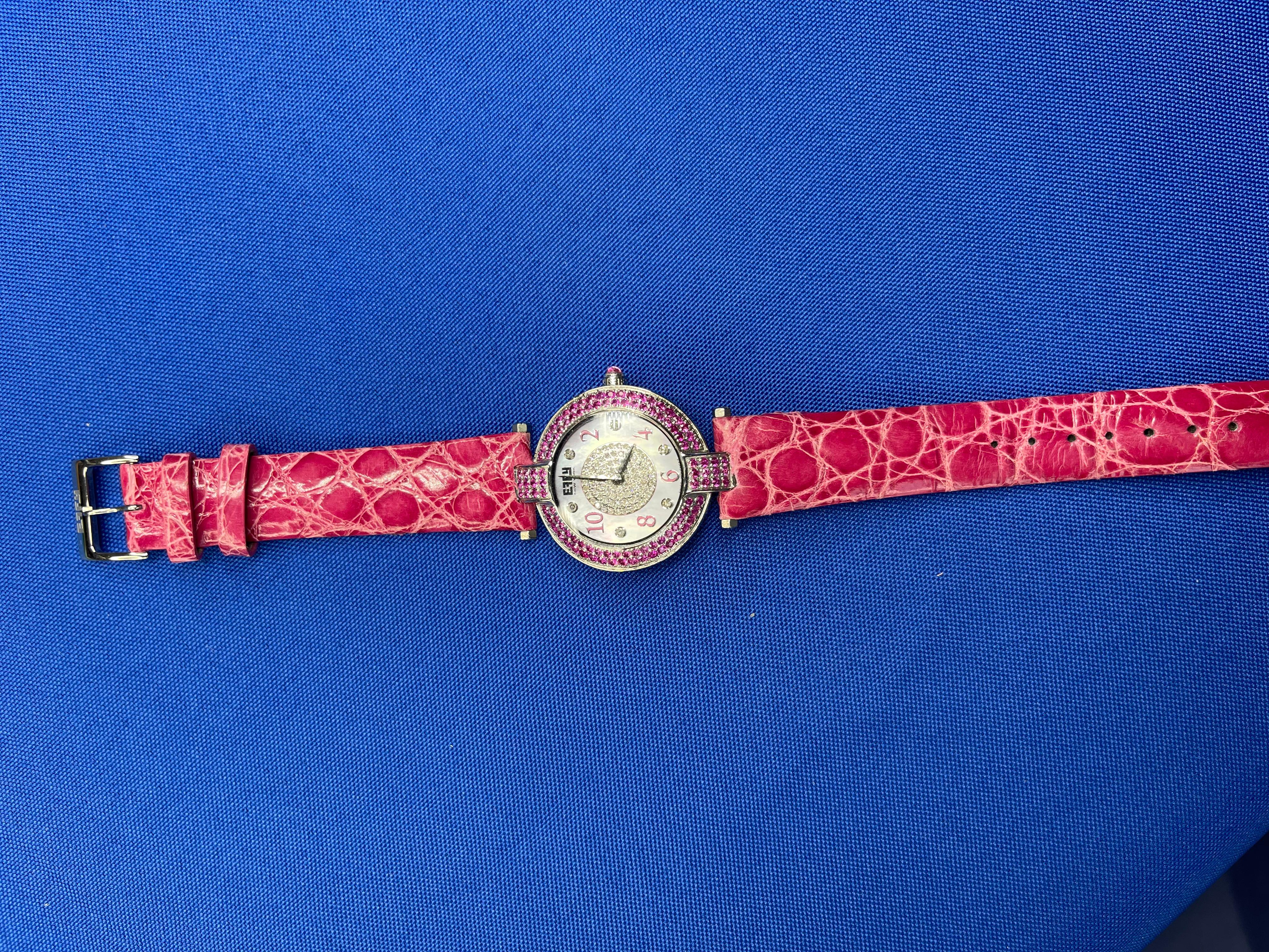Exotische Schweizer Quarz-Uhr mit rosa Saphiren und Diamanten, Pav-Zifferblatt, 3,28 Tcw im Angebot 3