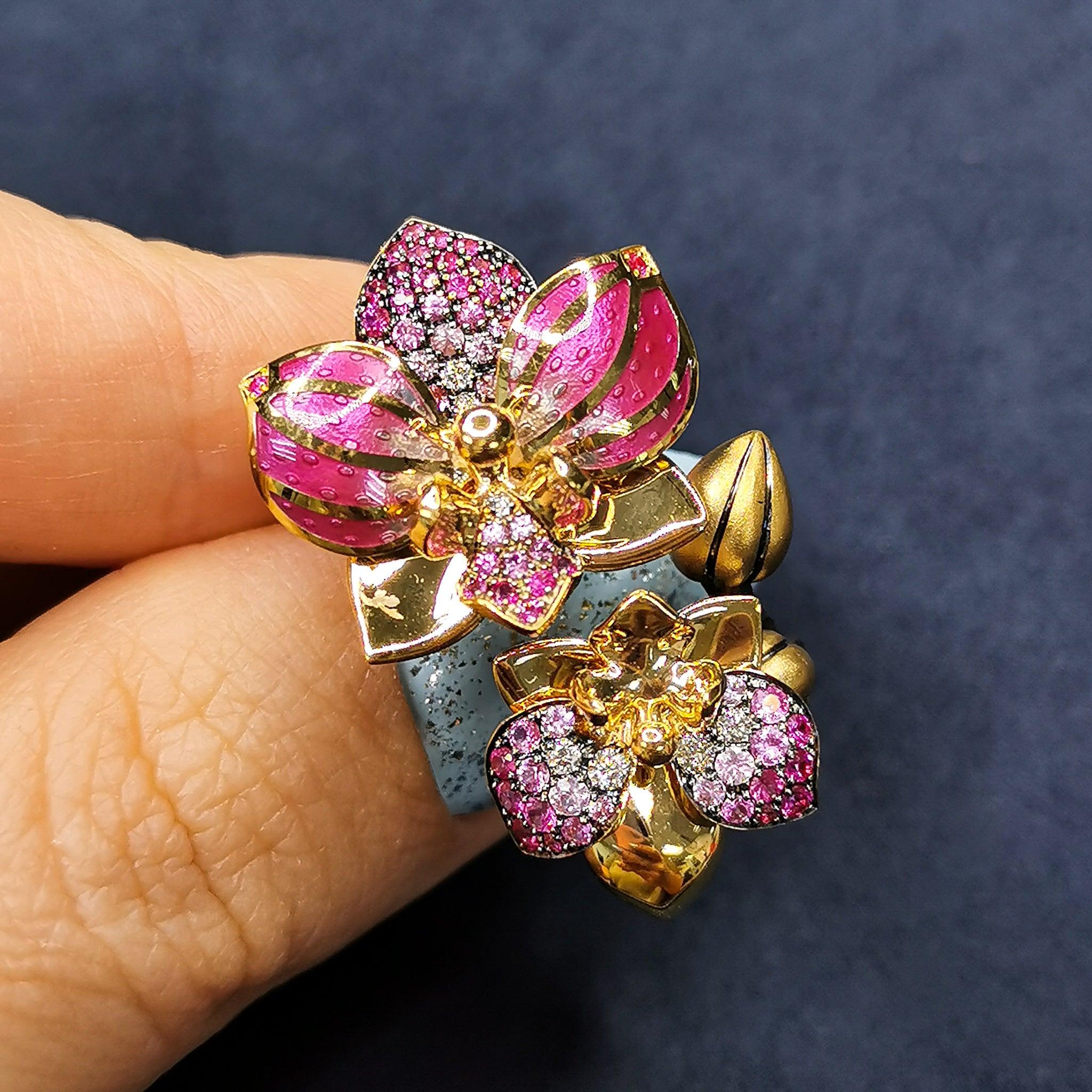 Im Angebot: 18 Karat Gelbgold Emaille Orchideenring mit rosa Saphiren und Diamanten () 3