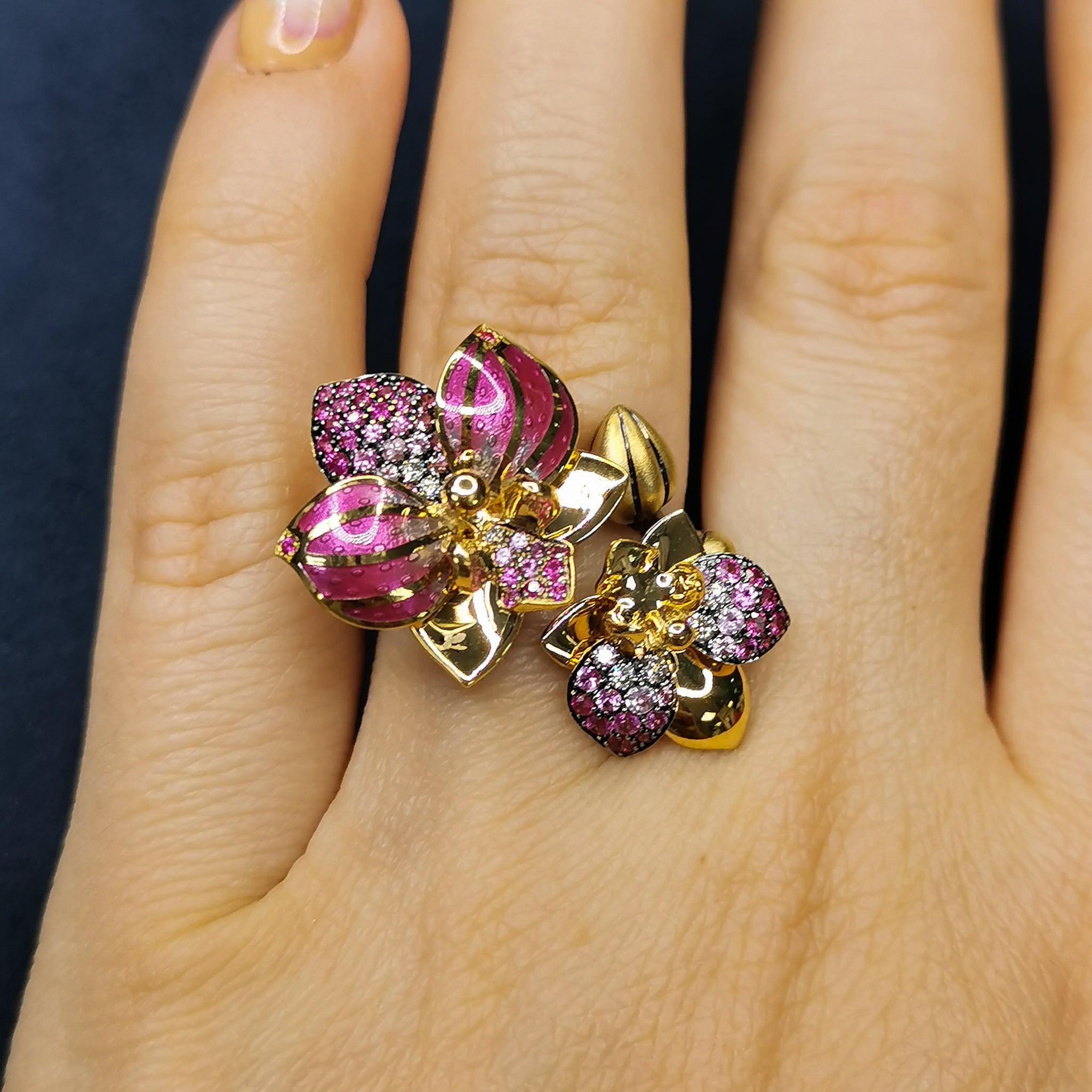 En vente :  Parure orchidée en or jaune 18 carats, émail et diamants, saphirs roses et diamants 11