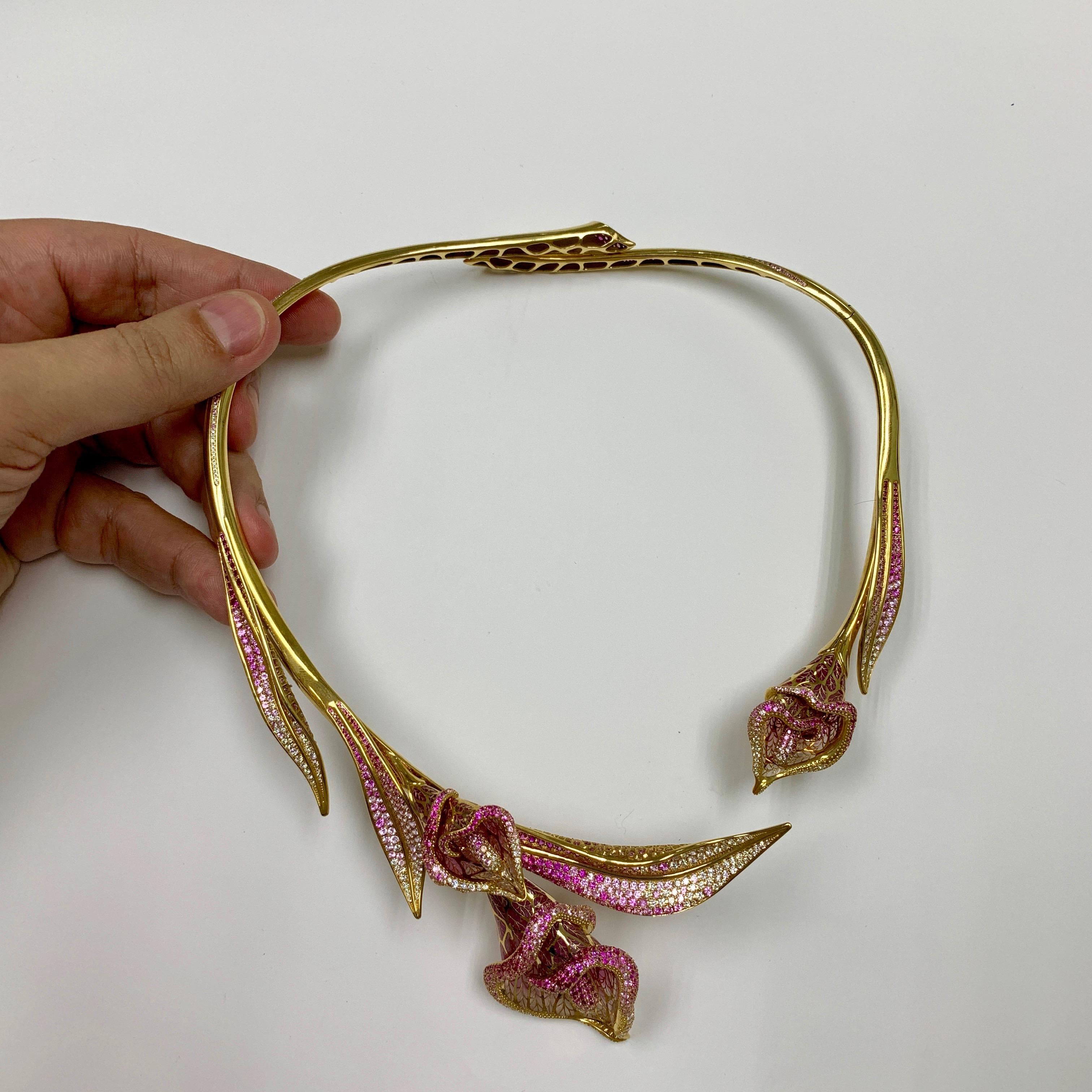 Halskette Calla Lily mit rosa Saphiren und Diamanten, farbige Emaille, 18 Karat Gelbgold (Zeitgenössisch) im Angebot