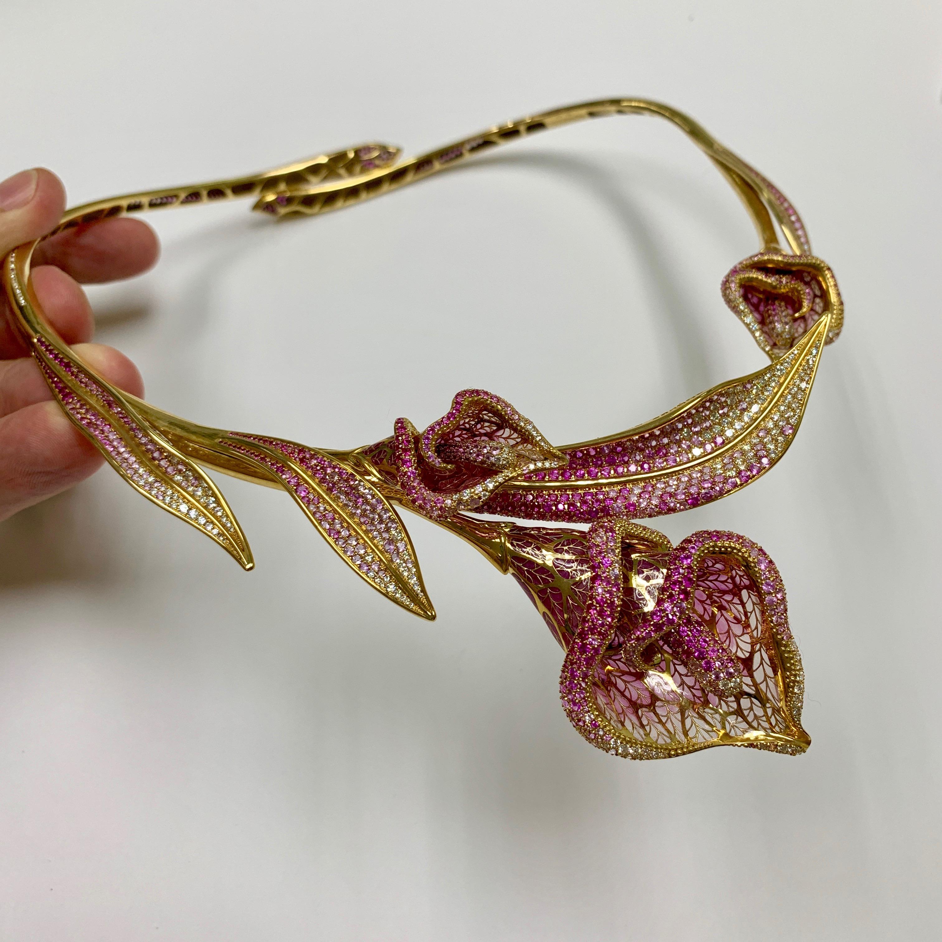 Halskette Calla Lily mit rosa Saphiren und Diamanten, farbige Emaille, 18 Karat Gelbgold (Rundschliff) im Angebot