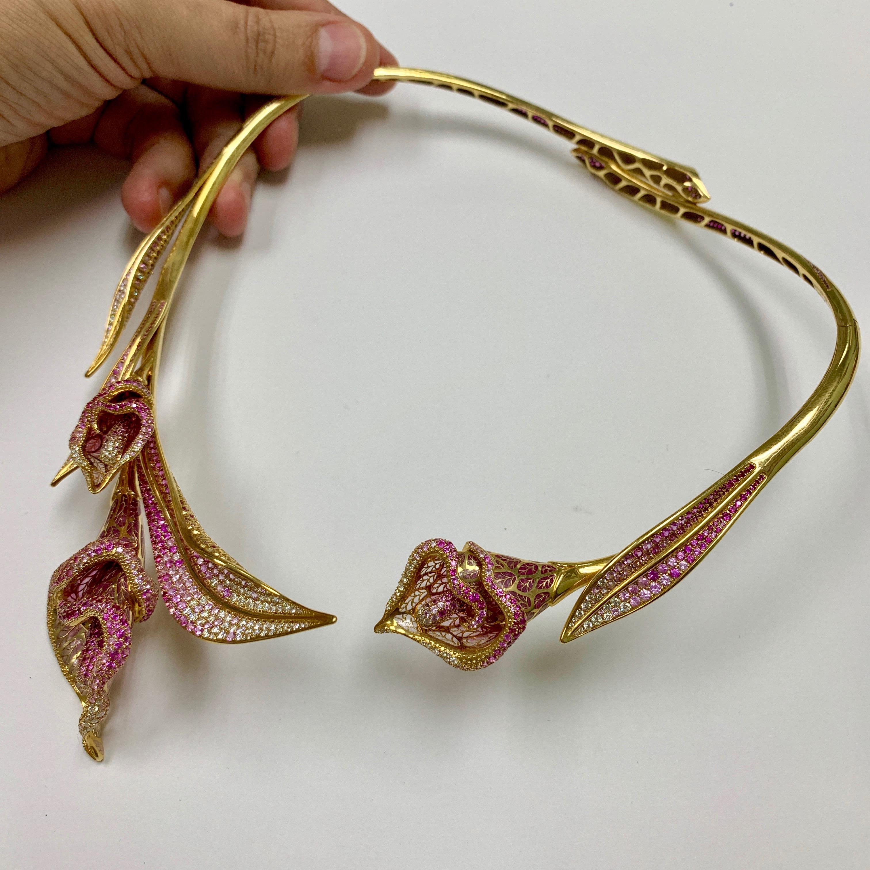 Halskette Calla Lily mit rosa Saphiren und Diamanten, farbige Emaille, 18 Karat Gelbgold im Zustand „Neu“ im Angebot in Bangkok, TH