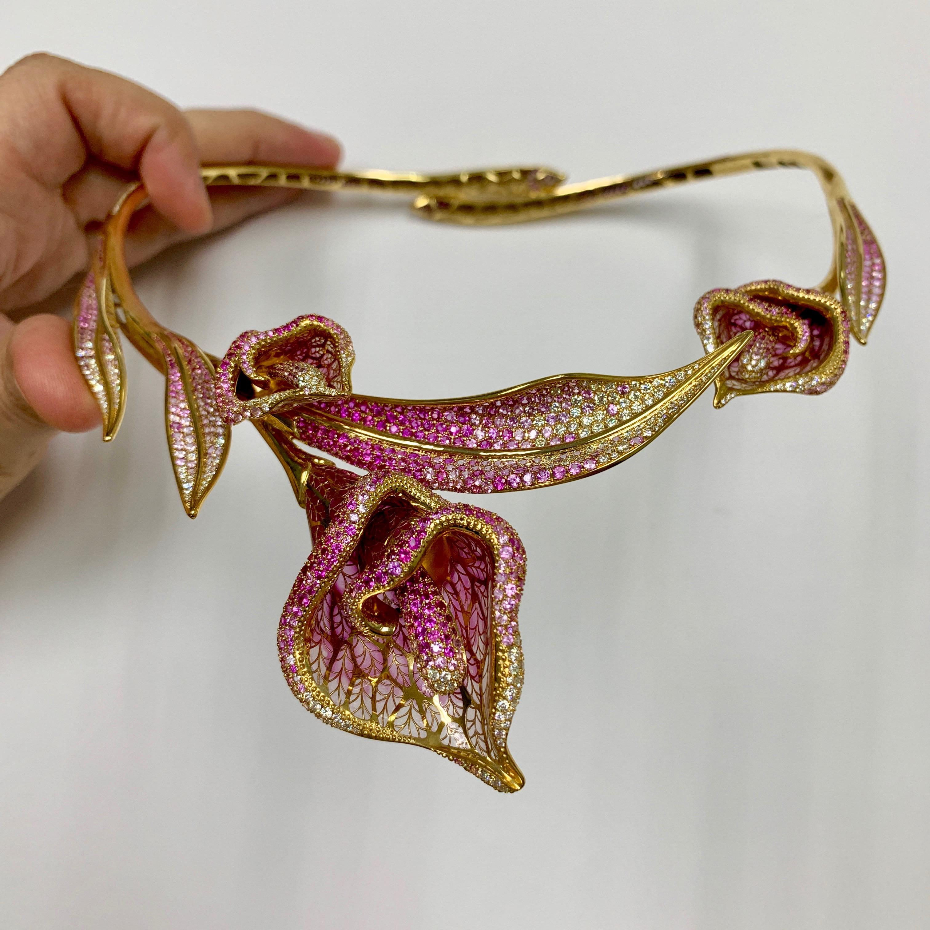 Halskette Calla Lily mit rosa Saphiren und Diamanten, farbige Emaille, 18 Karat Gelbgold im Angebot 3