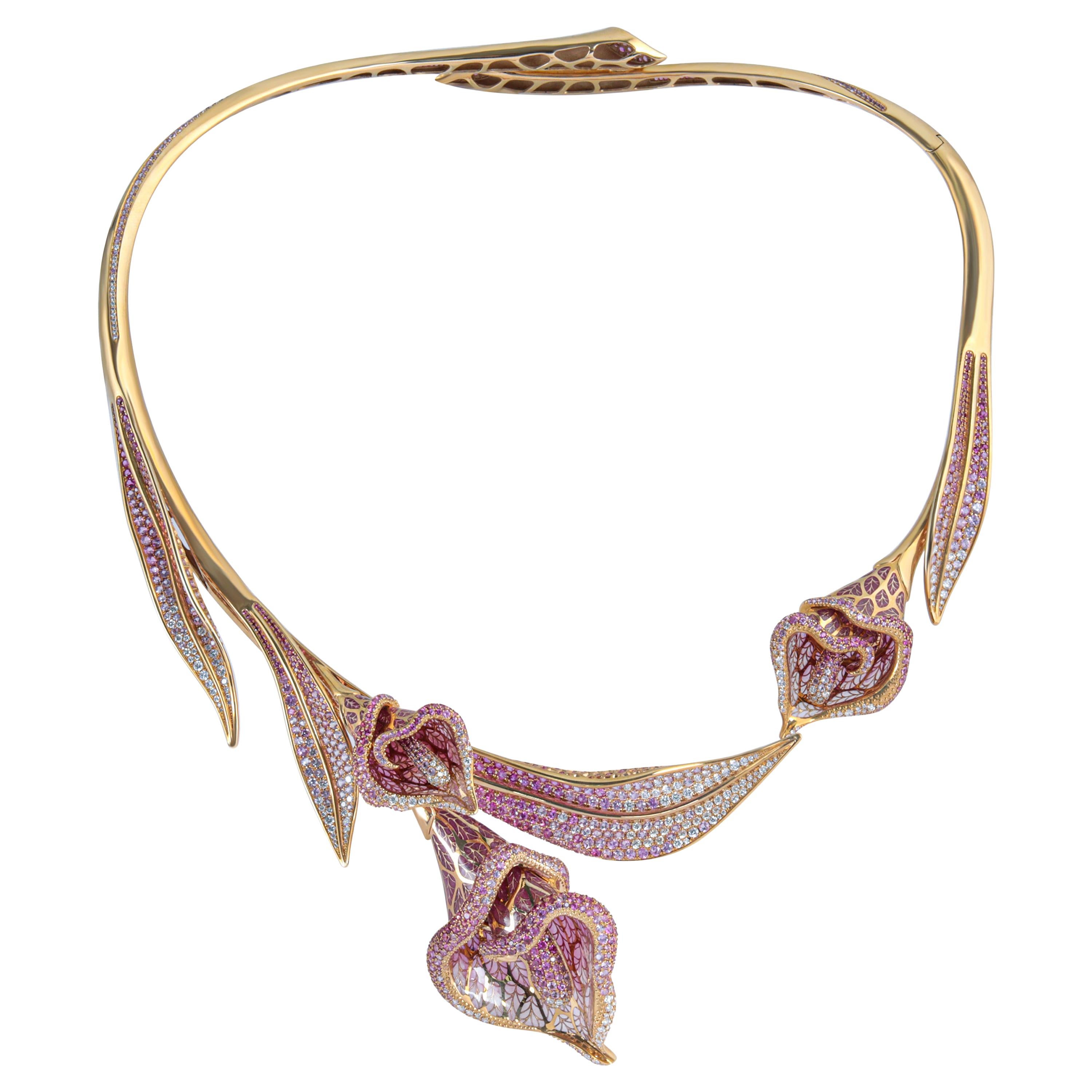 Halskette Calla Lily mit rosa Saphiren und Diamanten, farbige Emaille, 18 Karat Gelbgold