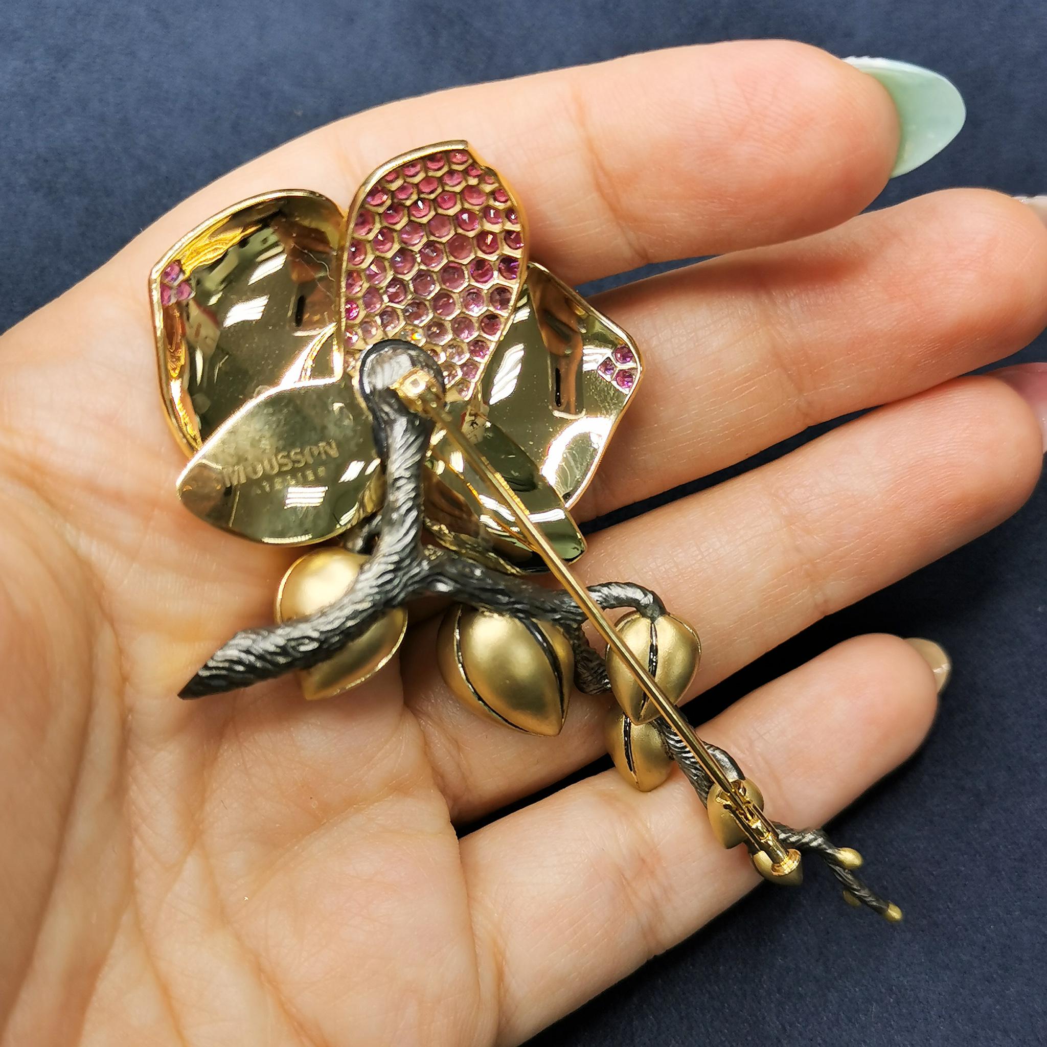 Große Orchideenbrosche aus 18 Karat Gelbgold mit rosa Saphiren, Diamanten und Emaille im Zustand „Neu“ im Angebot in Bangkok, TH